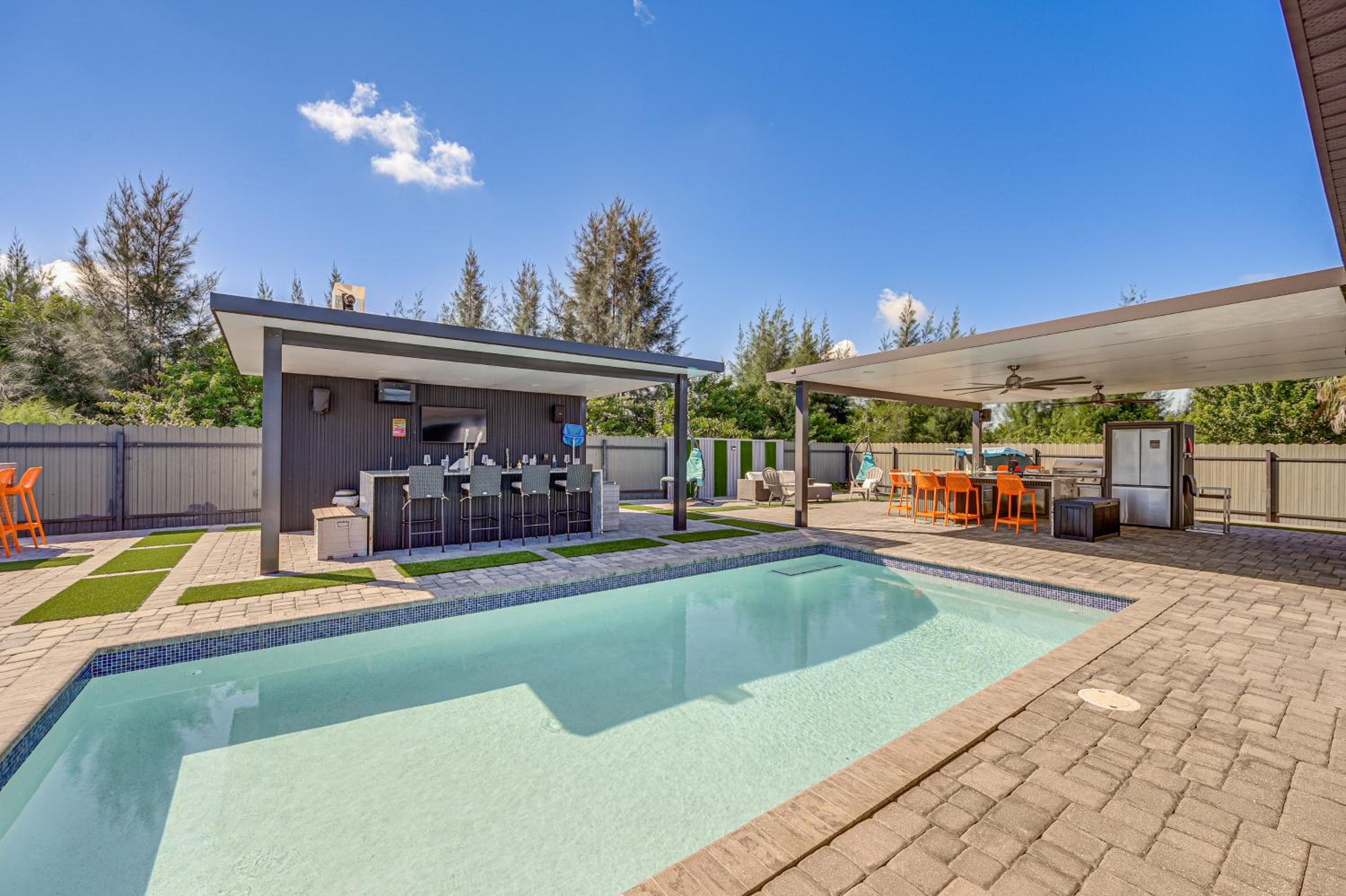 Poolside Lounge with Bar and Kitchen Cape Coral Home