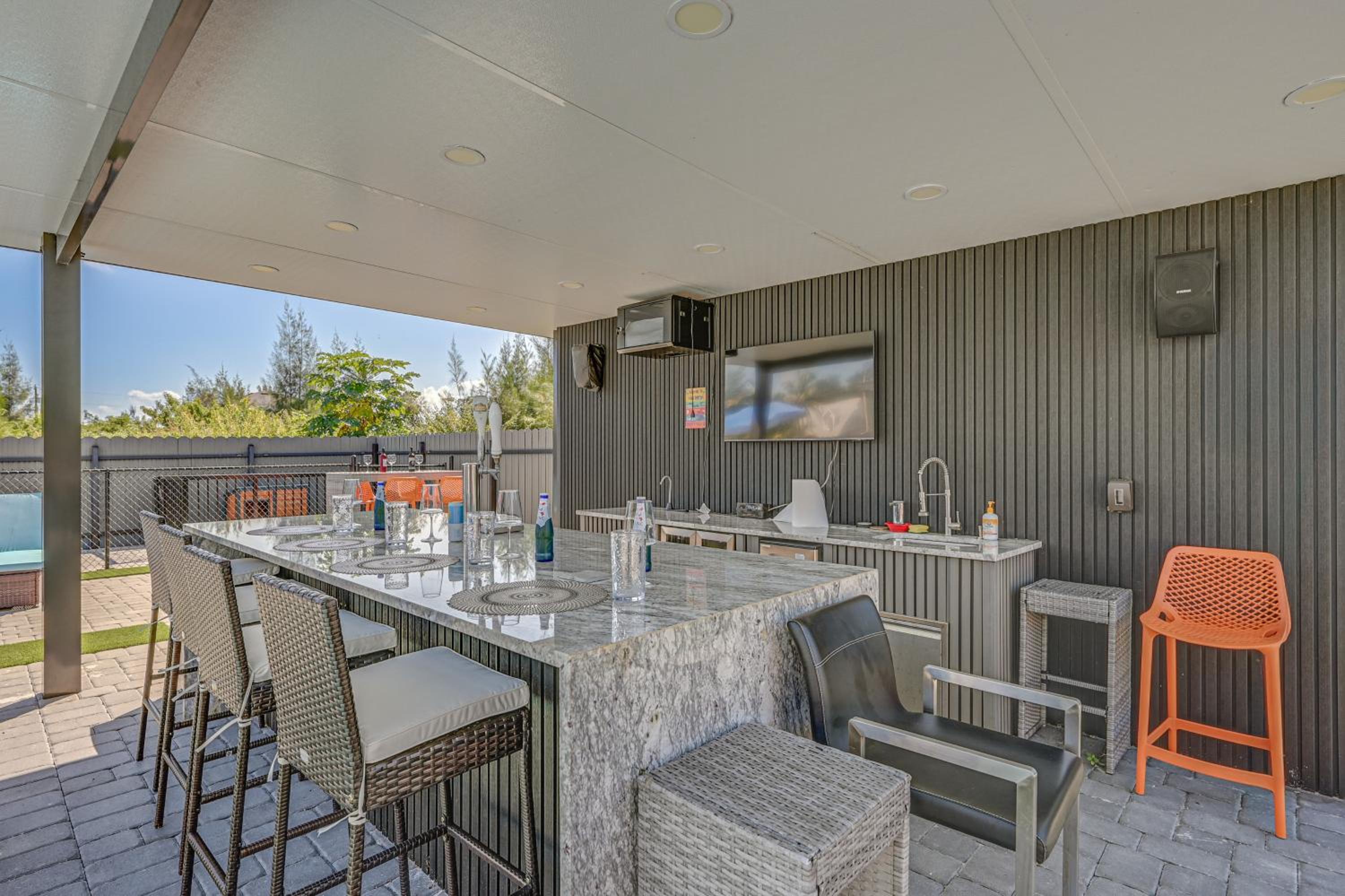Poolside Lounge with Bar and Kitchen Cape Coral Home