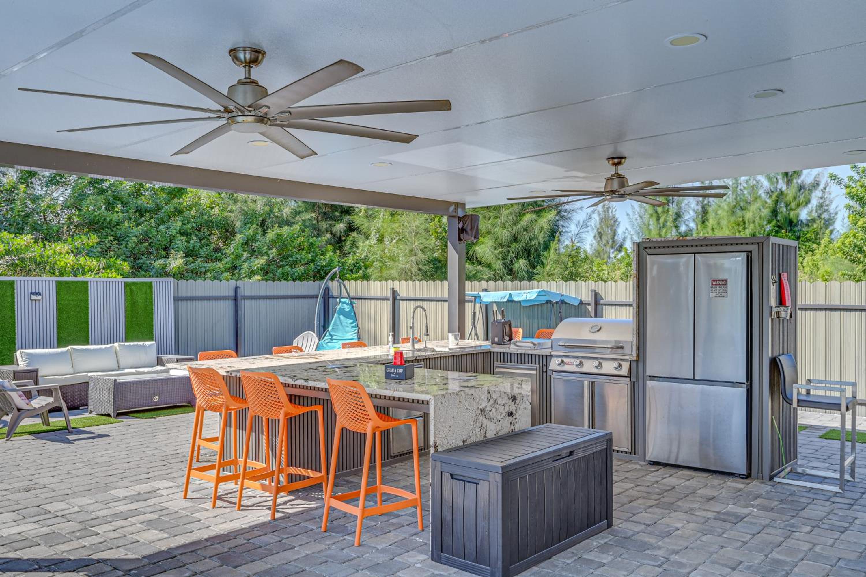 Poolside Lounge with Bar and Kitchen Cape Coral Home