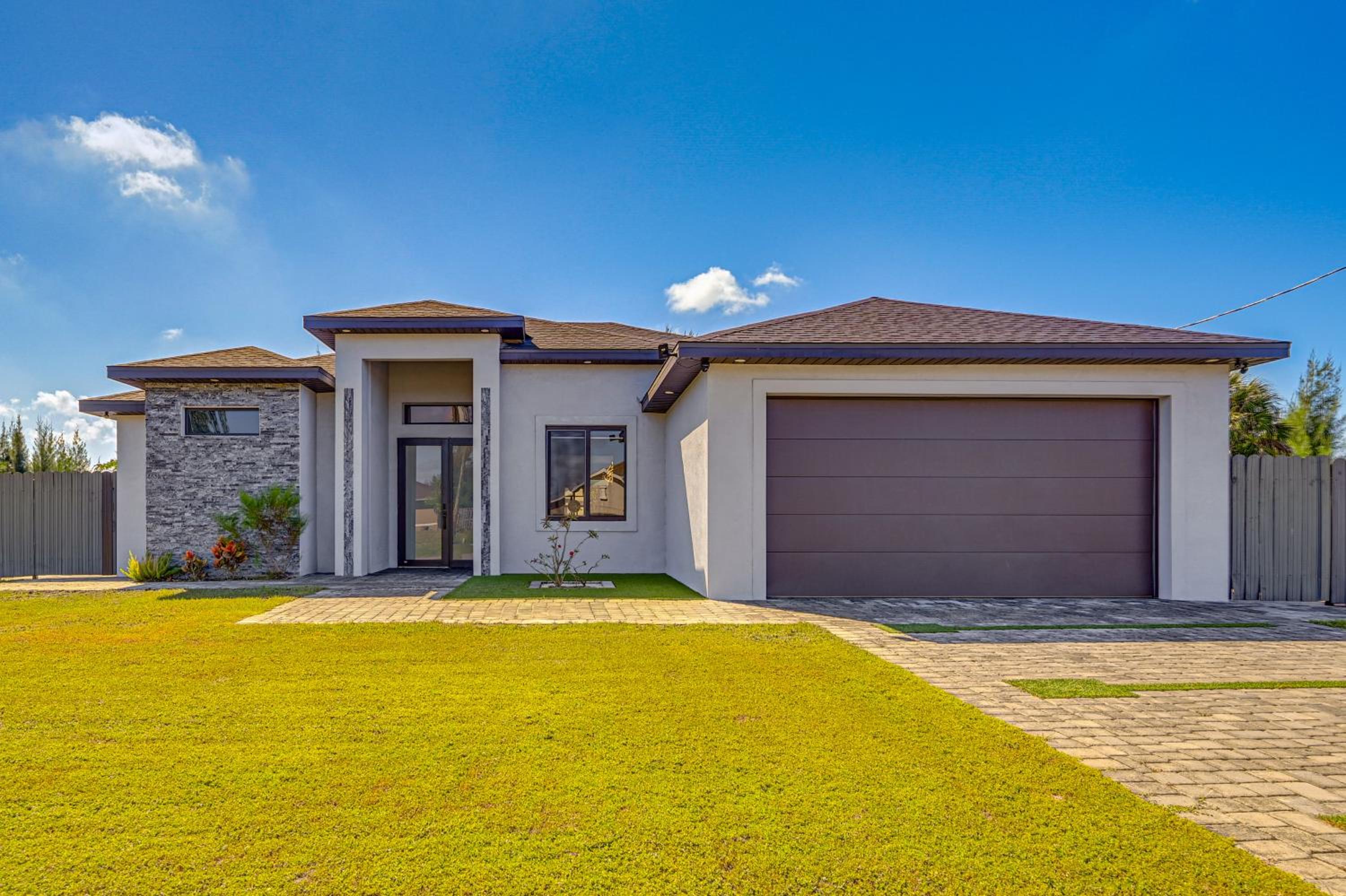 Poolside Lounge with Bar and Kitchen Cape Coral Home