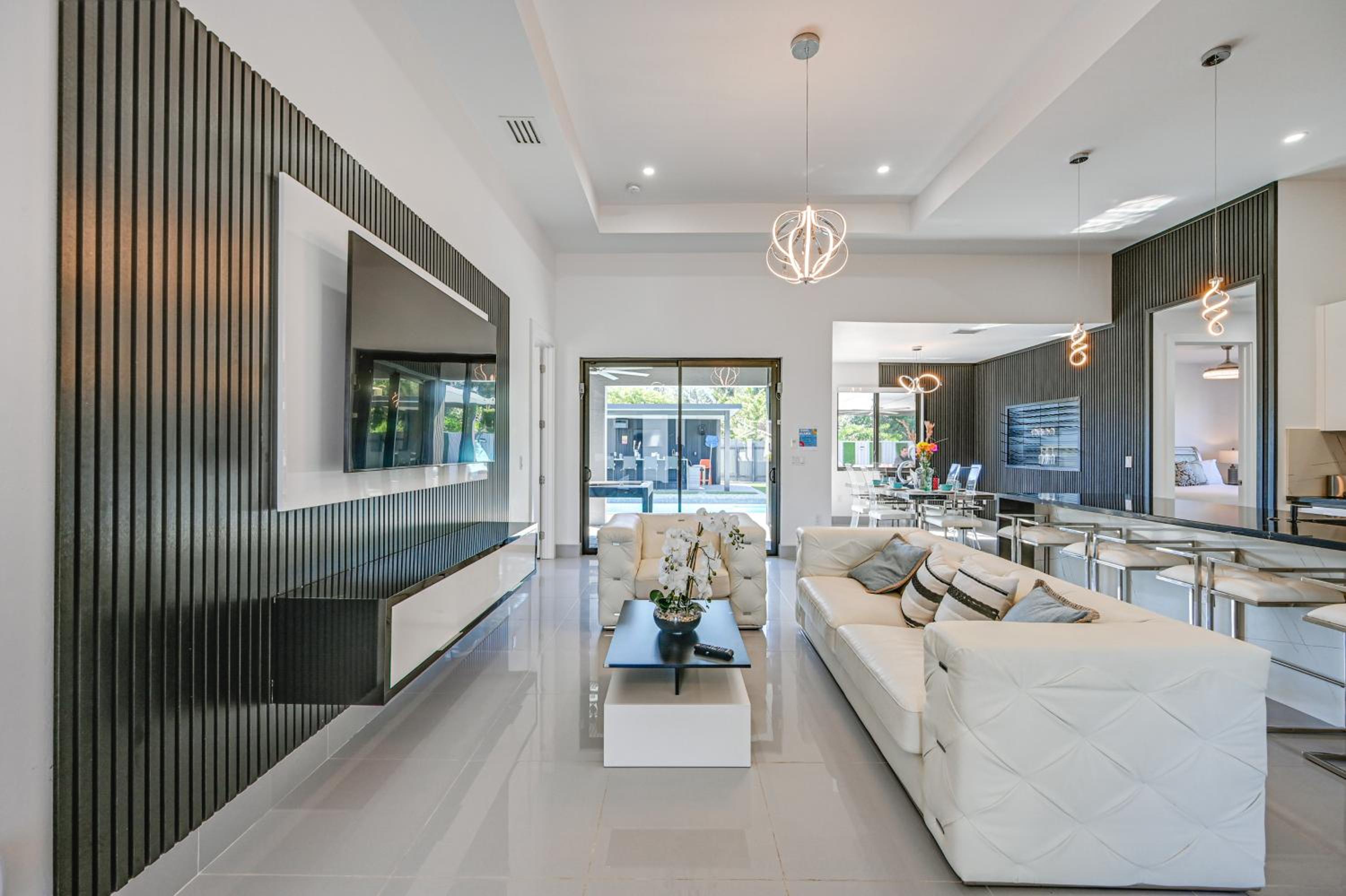Poolside Lounge with Bar and Kitchen Cape Coral Home