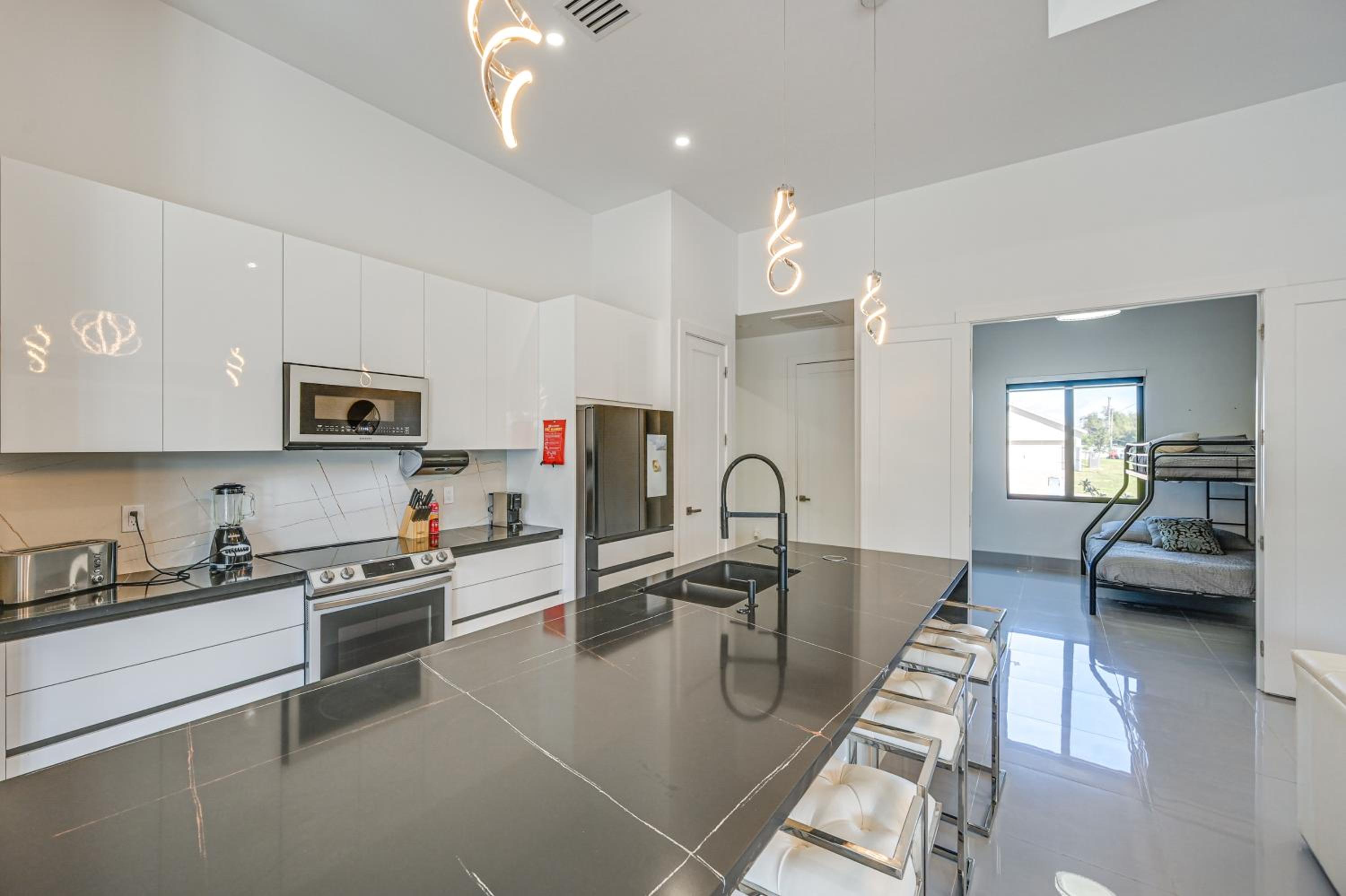 Poolside Lounge with Bar and Kitchen Cape Coral Home