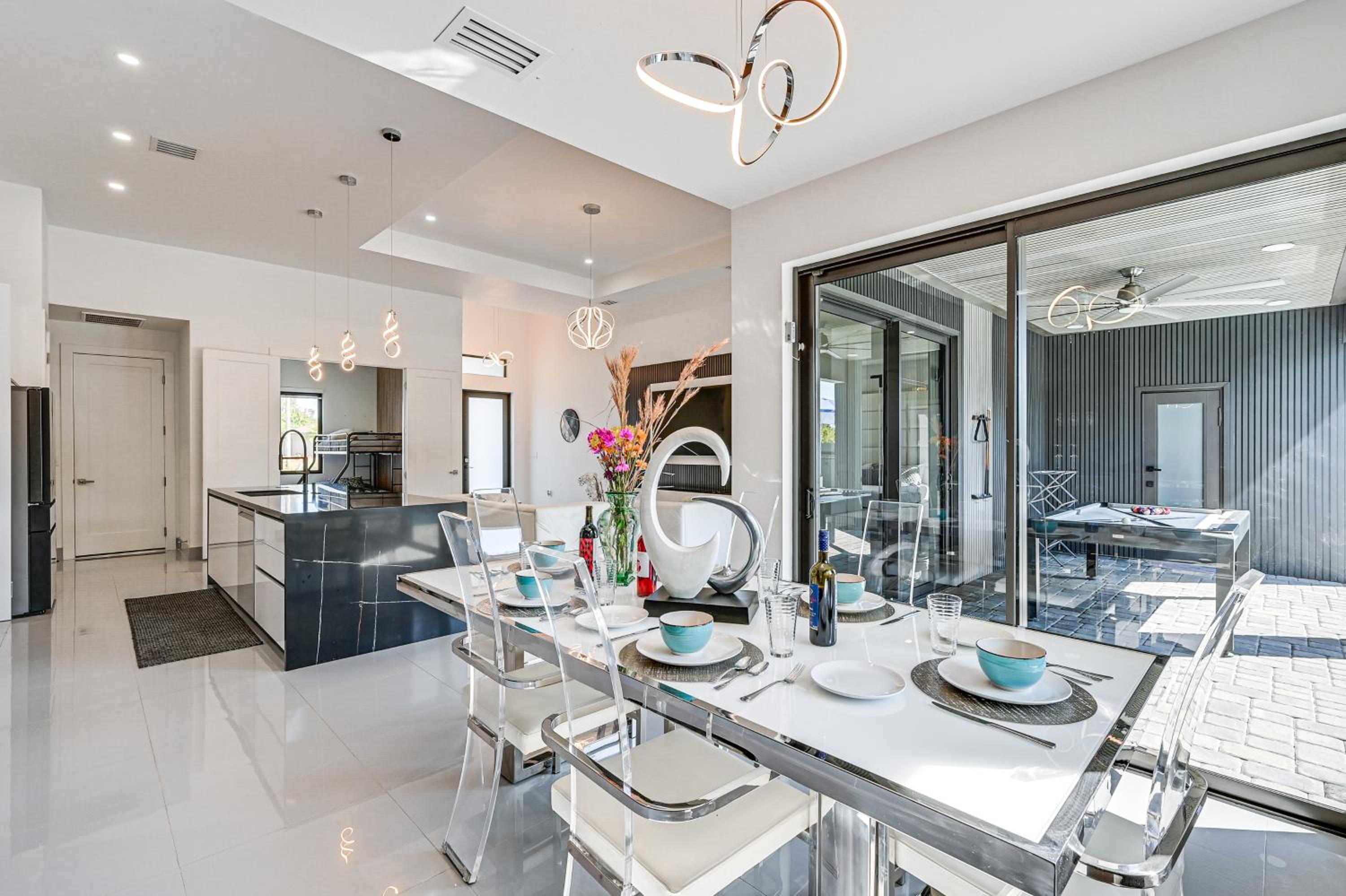 Poolside Lounge with Bar and Kitchen Cape Coral Home