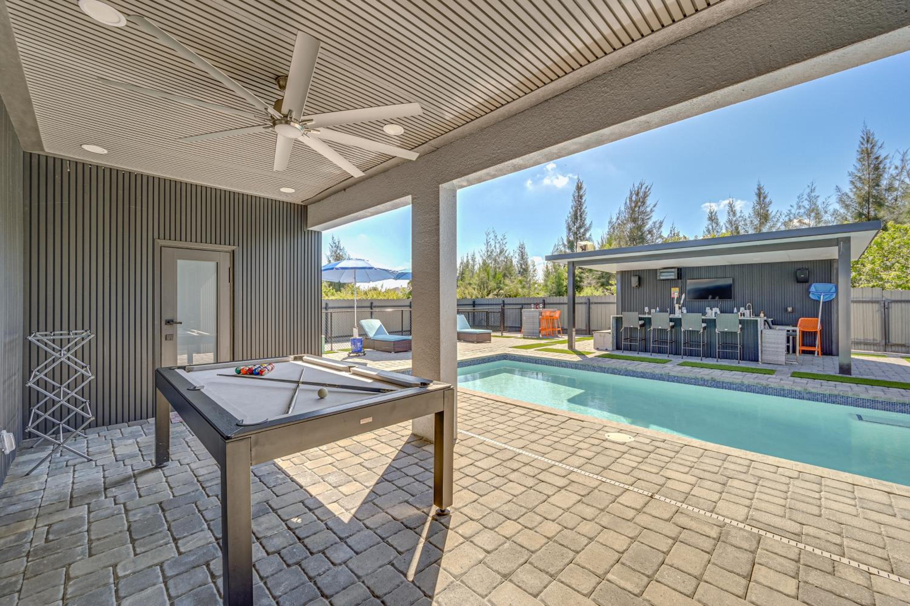 Poolside Lounge with Bar and Kitchen Cape Coral Home