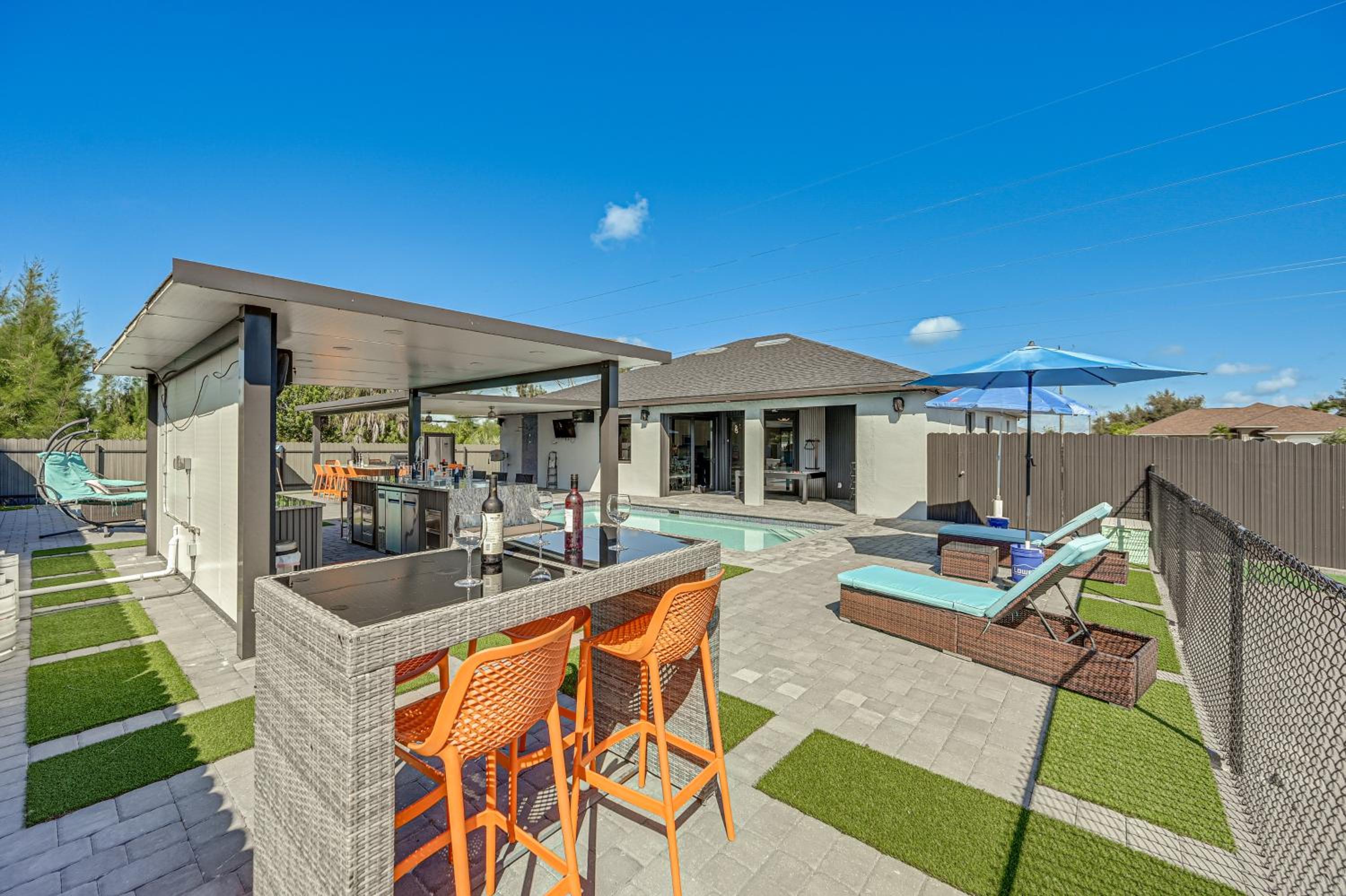 Poolside Lounge with Bar and Kitchen Cape Coral Home