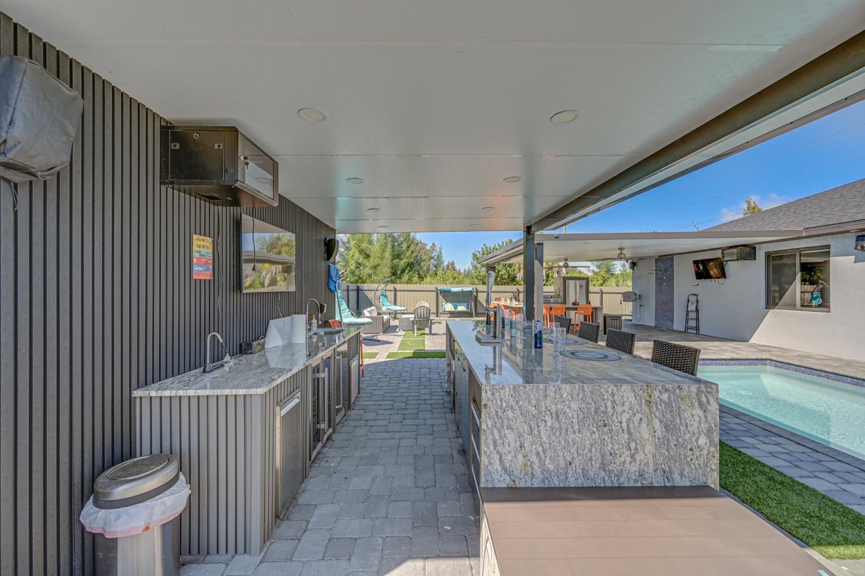 Poolside Lounge with Bar and Kitchen Cape Coral Home