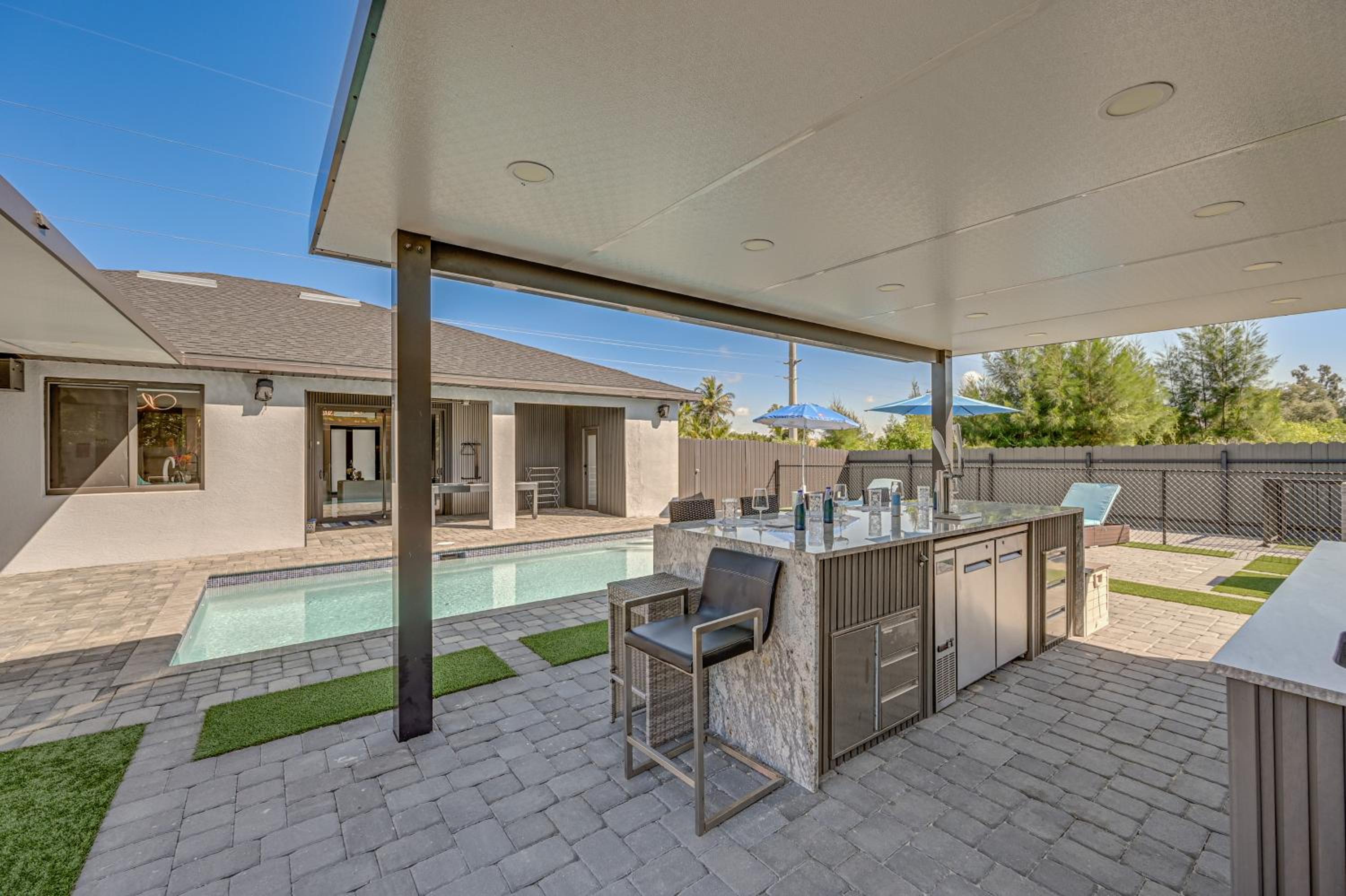 Poolside Lounge with Bar and Kitchen Cape Coral Home