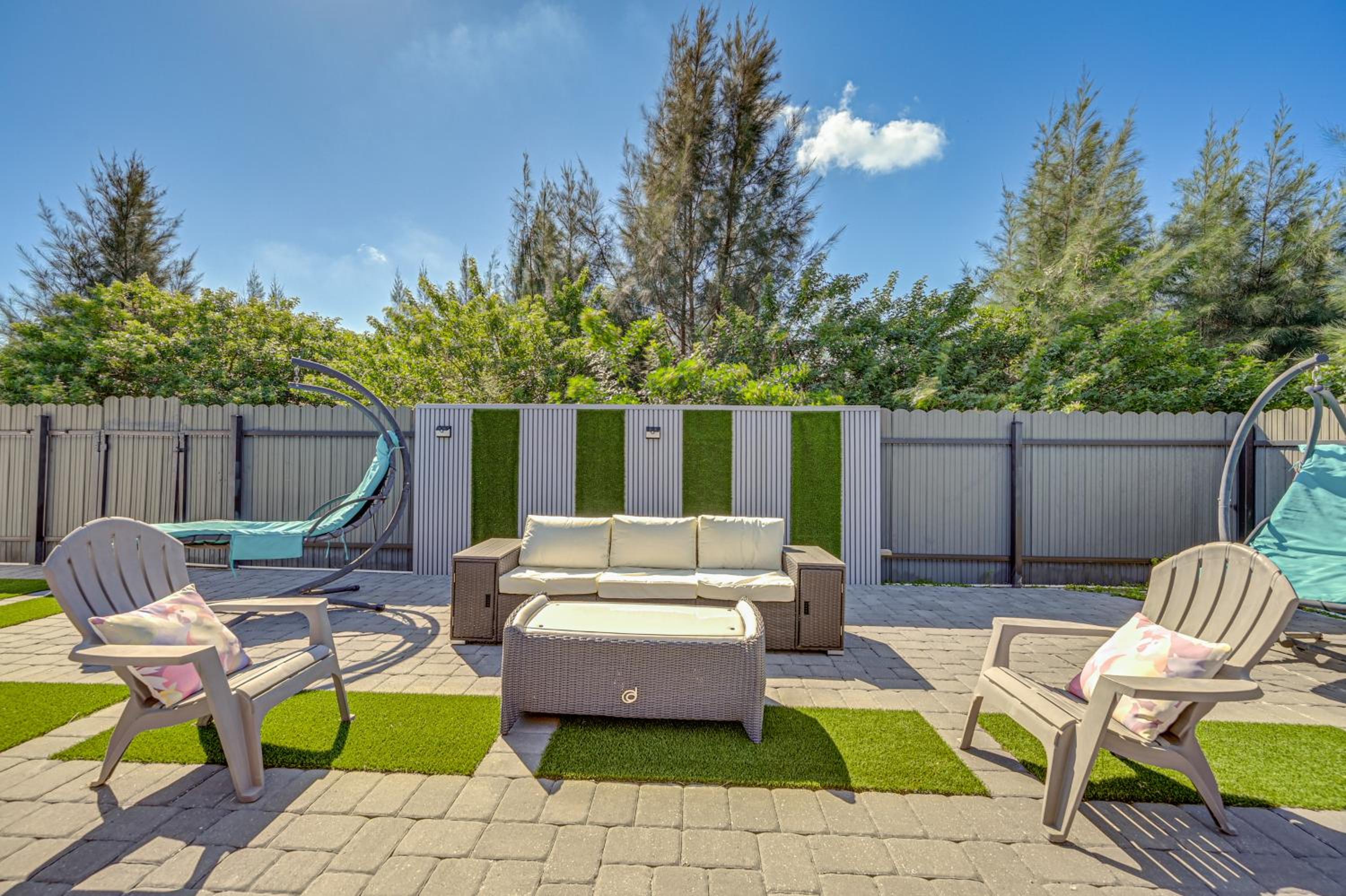 Poolside Lounge with Bar and Kitchen Cape Coral Home