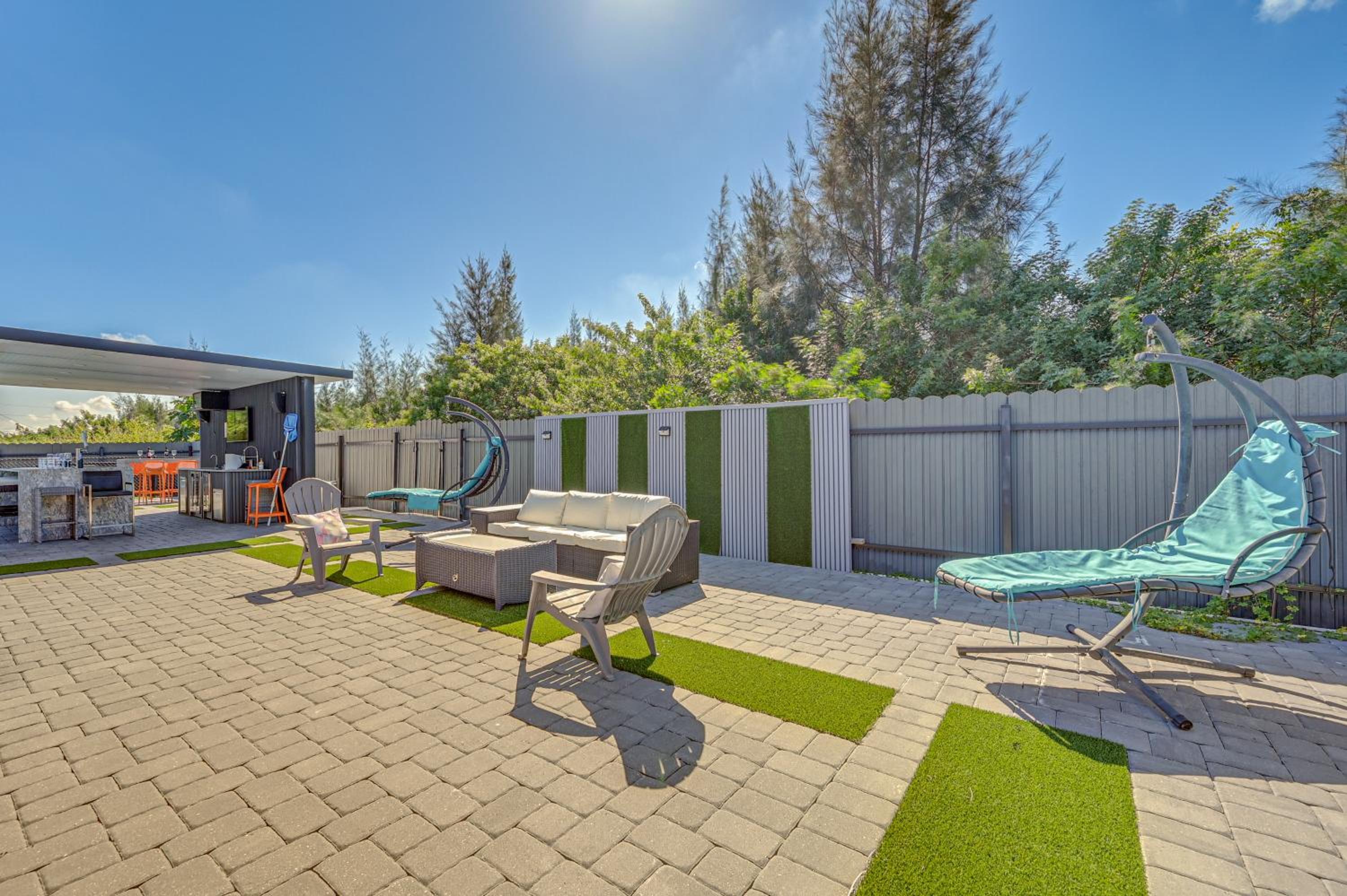 Poolside Lounge with Bar and Kitchen Cape Coral Home
