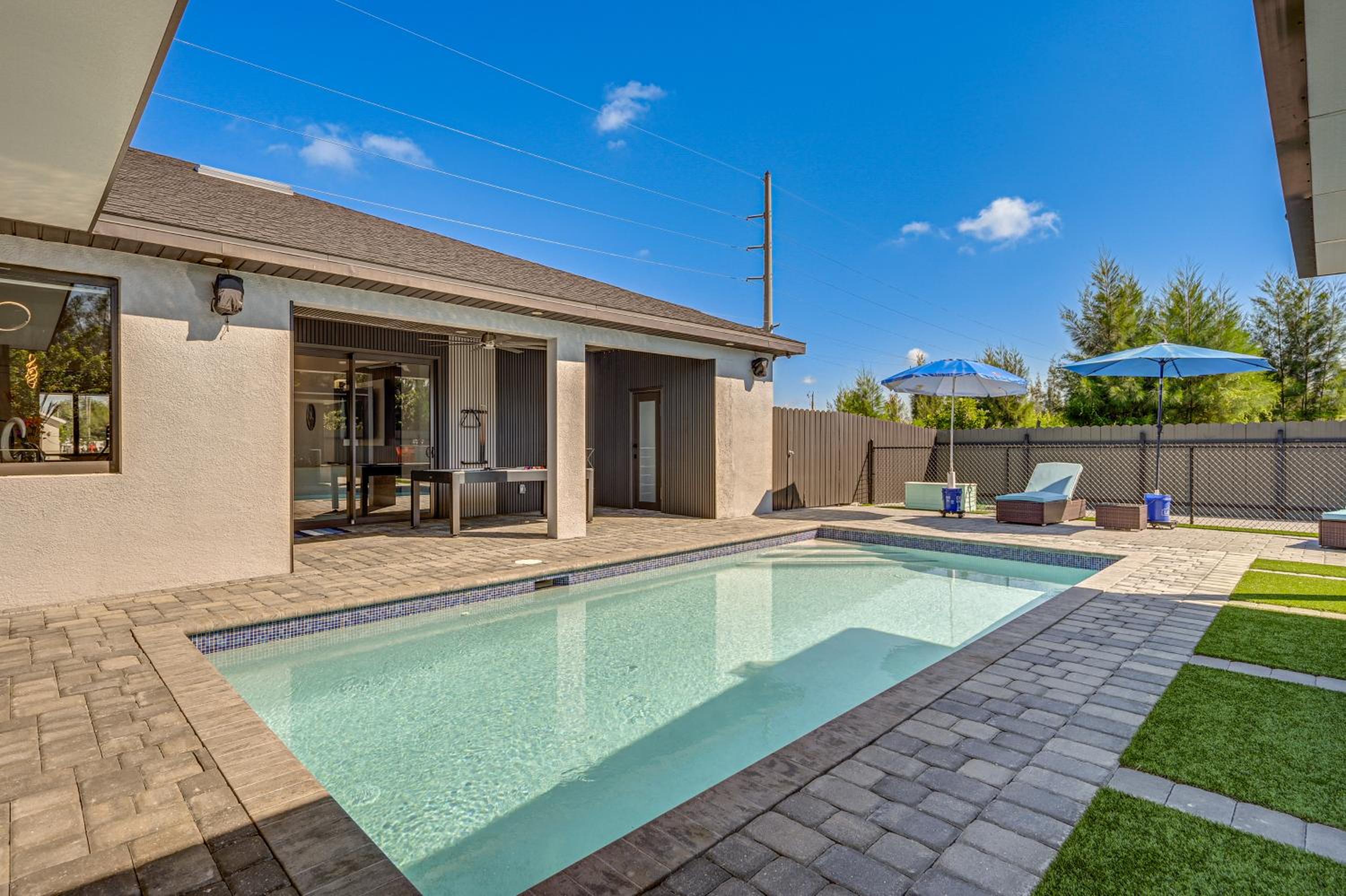 Poolside Lounge with Bar and Kitchen Cape Coral Home
