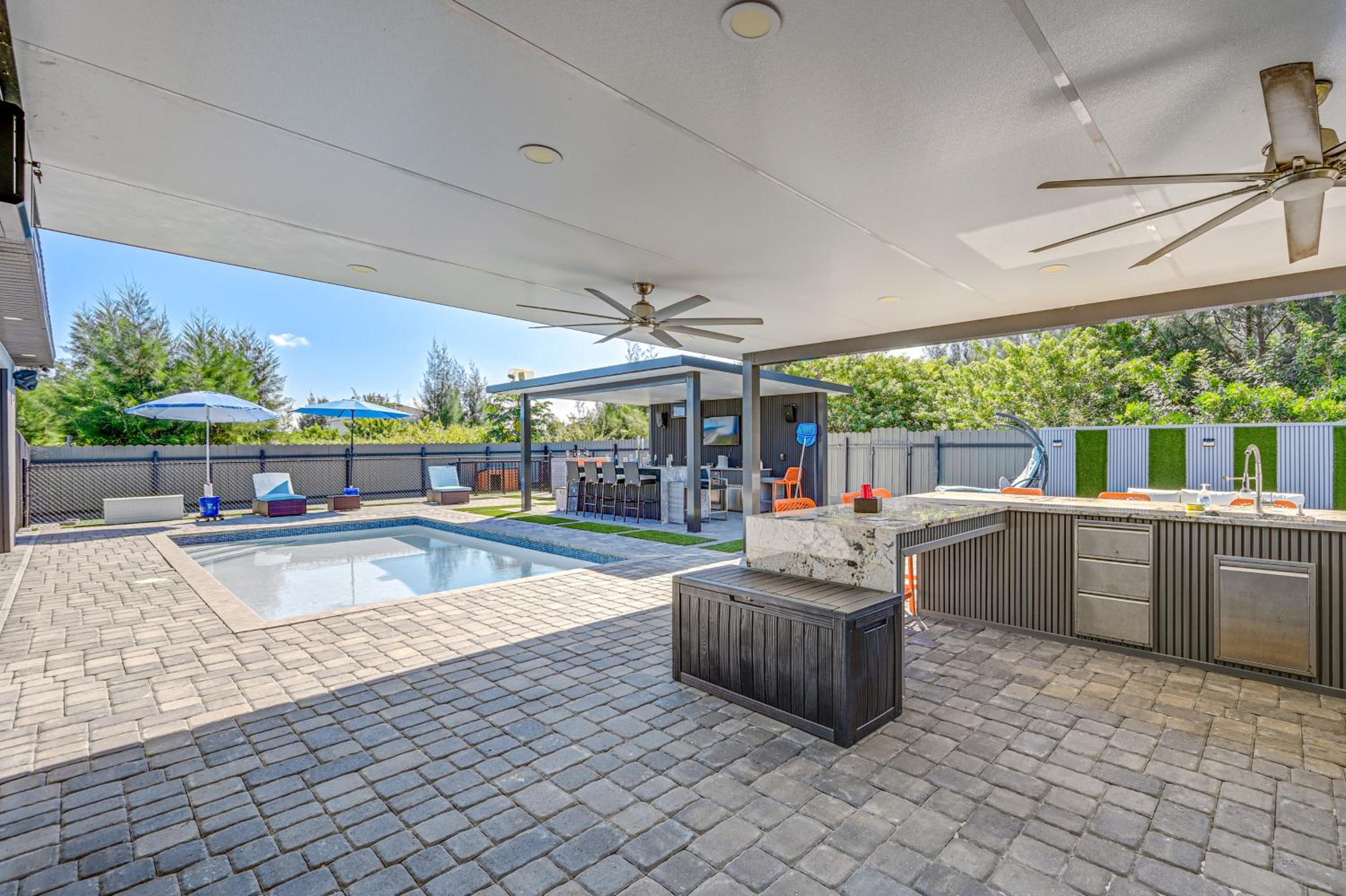 Poolside Lounge with Bar and Kitchen Cape Coral Home