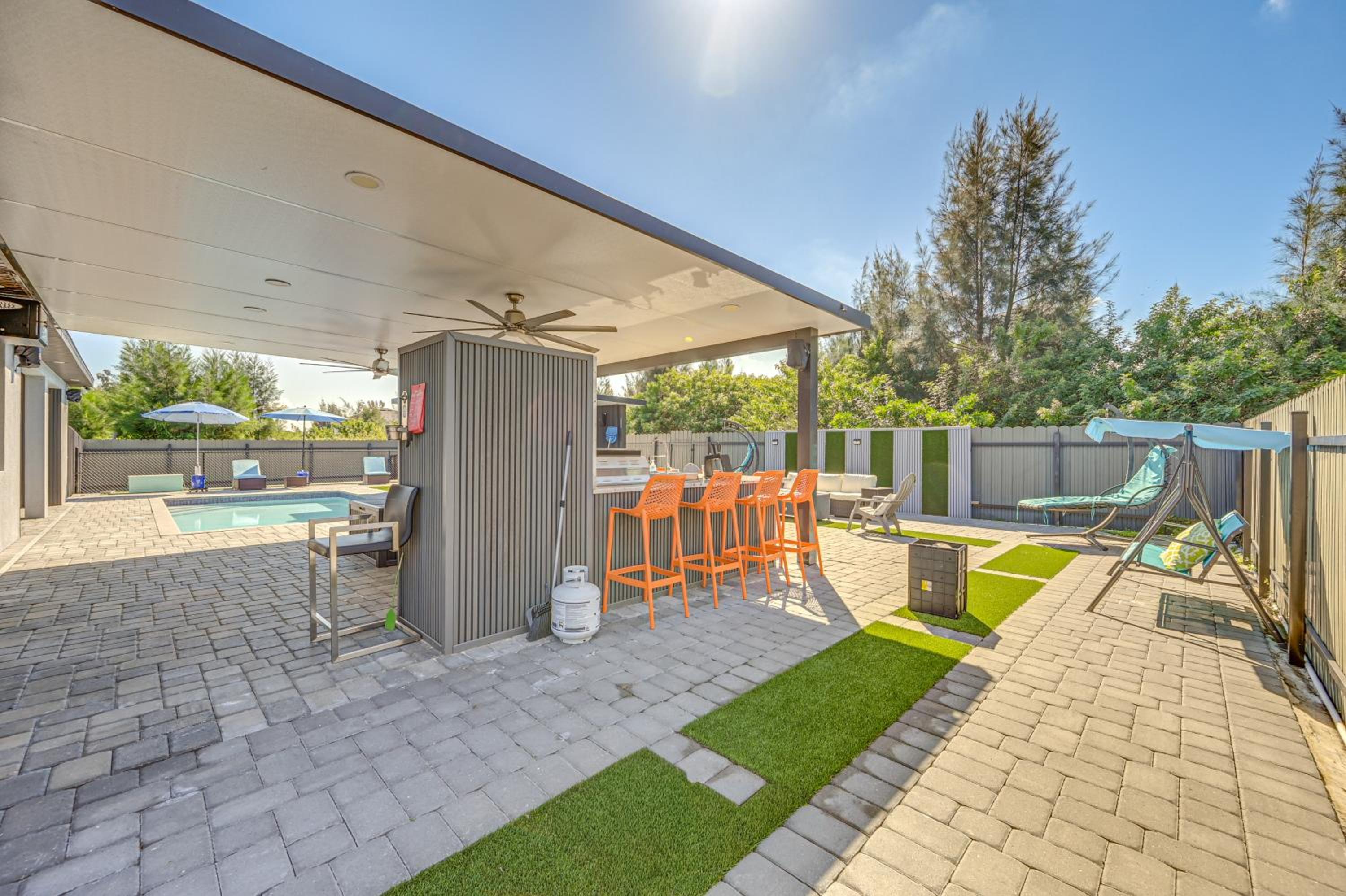 Poolside Lounge with Bar and Kitchen Cape Coral Home