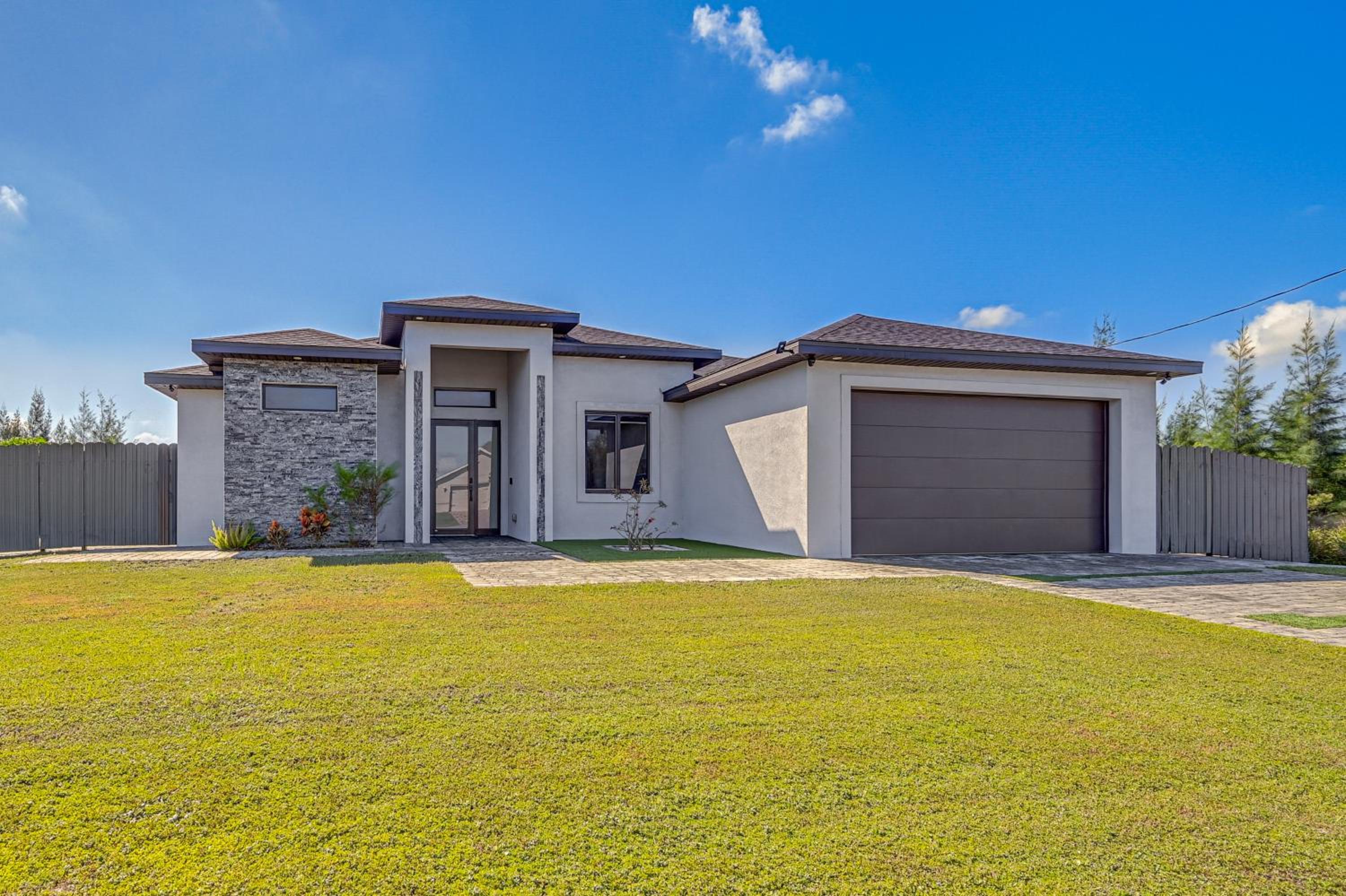 Poolside Lounge with Bar and Kitchen Cape Coral Home