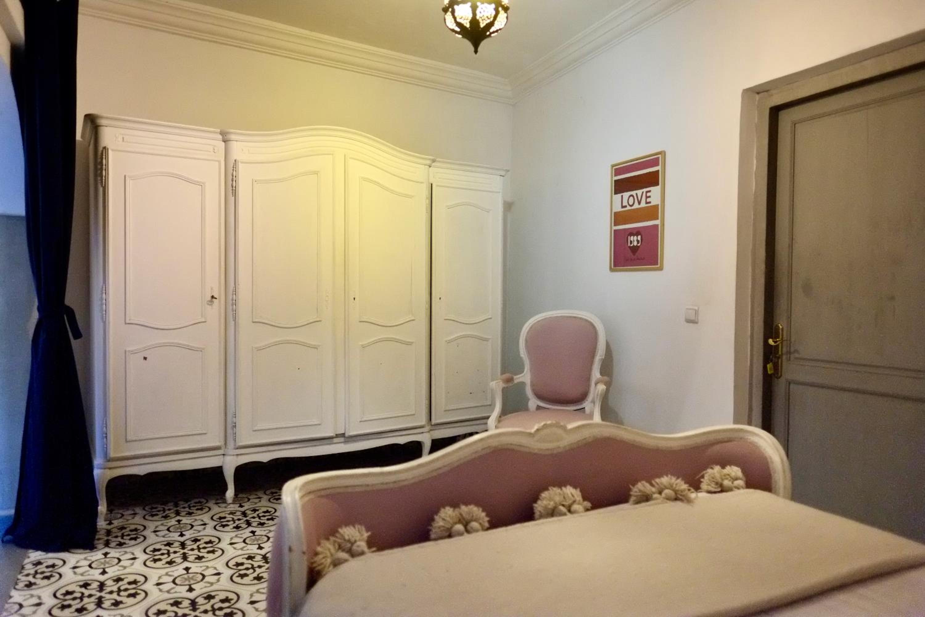 Villa with Private Pool and Garden, Fast Wi-Fi