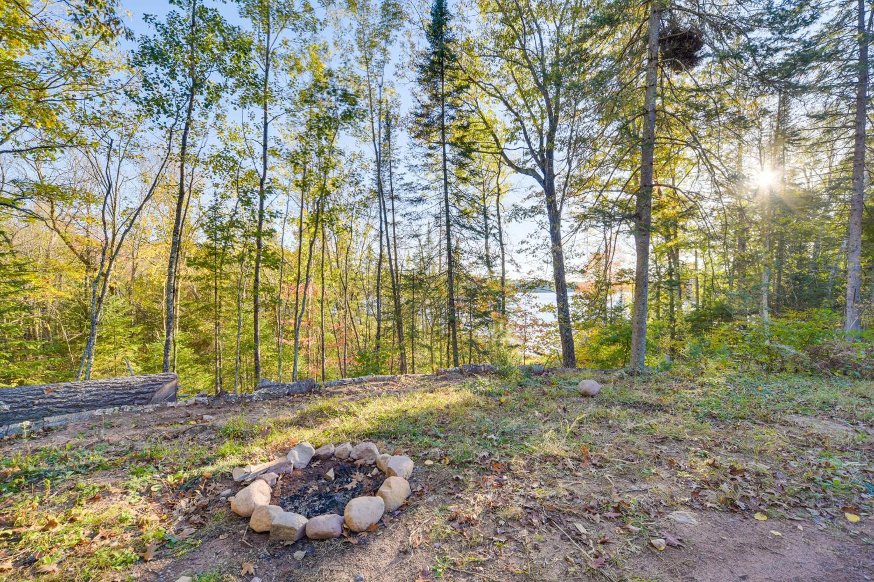Northwoods Nature Escape! Lakefront Hayward Cabin