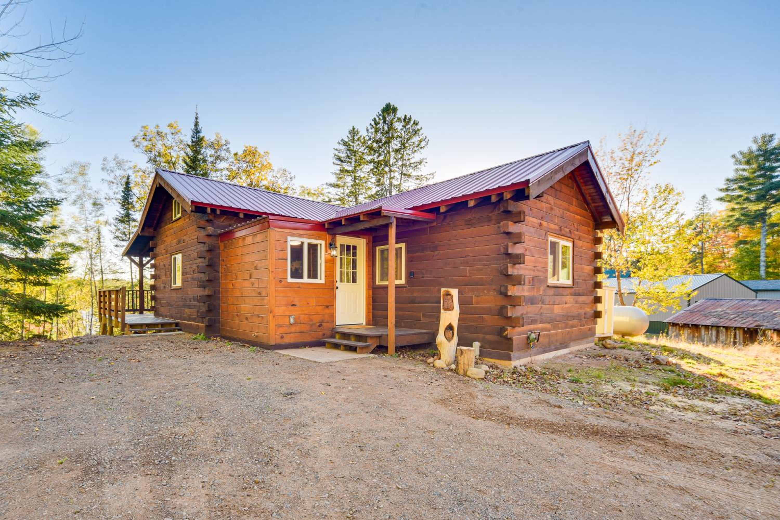 Northwoods Nature Escape! Lakefront Hayward Cabin