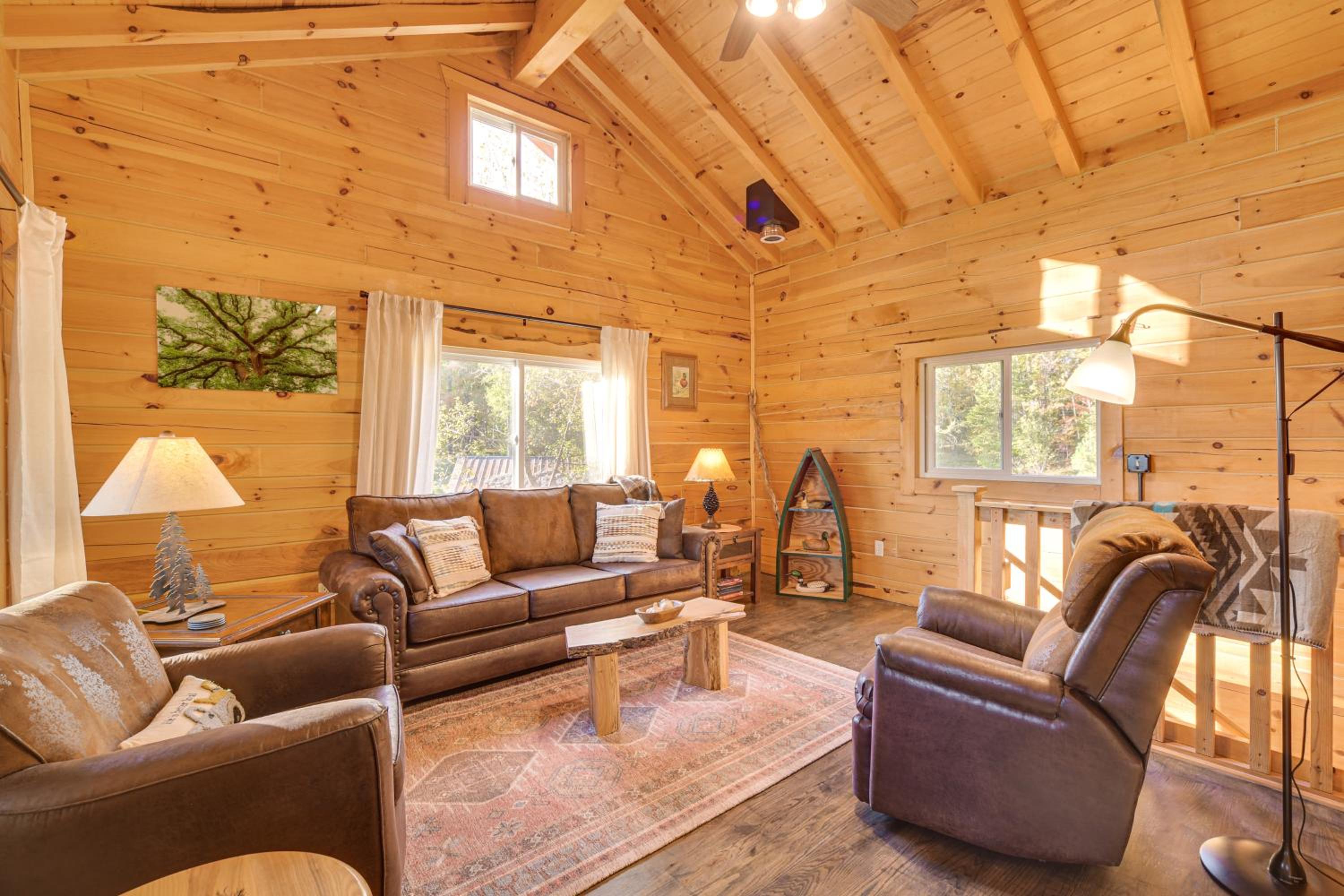 Northwoods Nature Escape! Lakefront Hayward Cabin