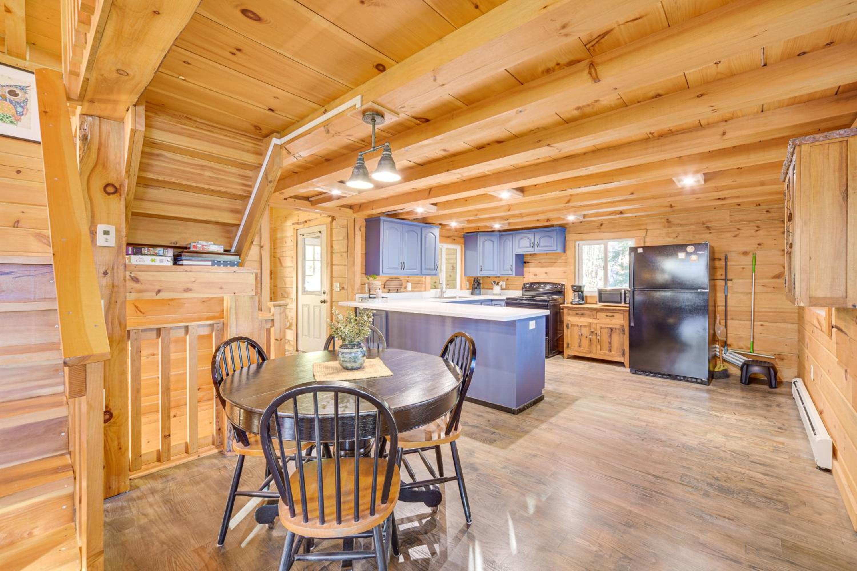 Northwoods Nature Escape! Lakefront Hayward Cabin