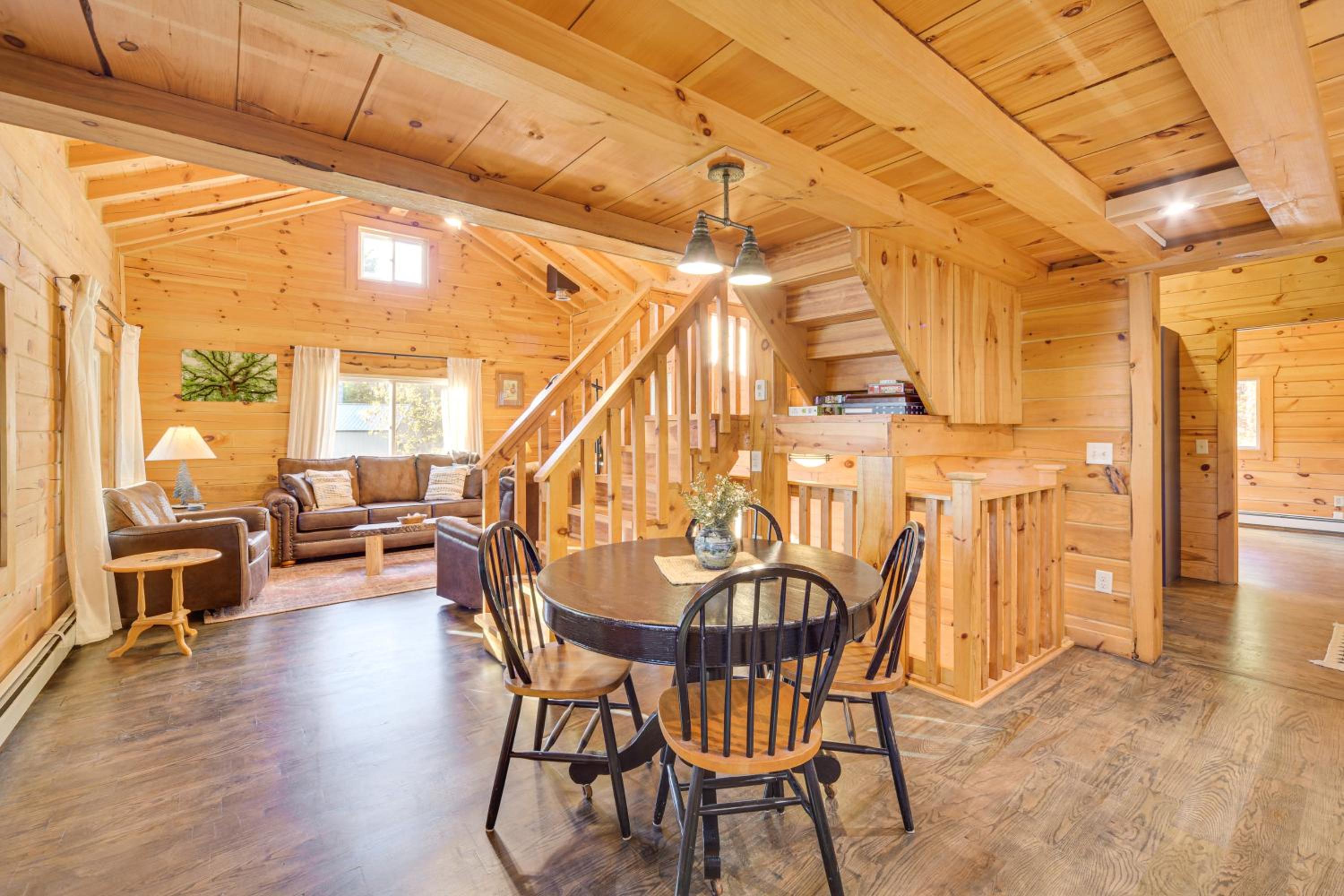Northwoods Nature Escape! Lakefront Hayward Cabin