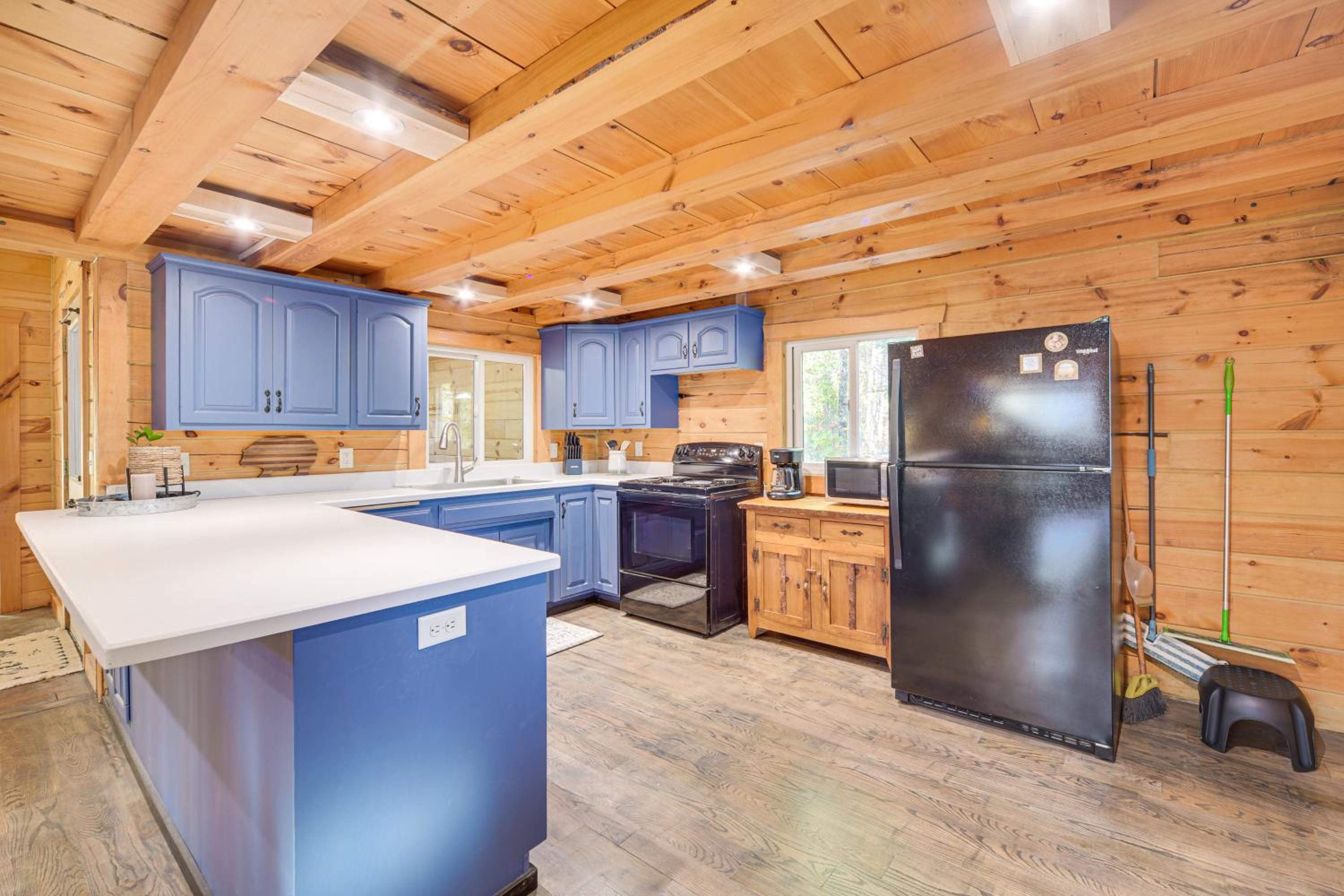 Northwoods Nature Escape! Lakefront Hayward Cabin