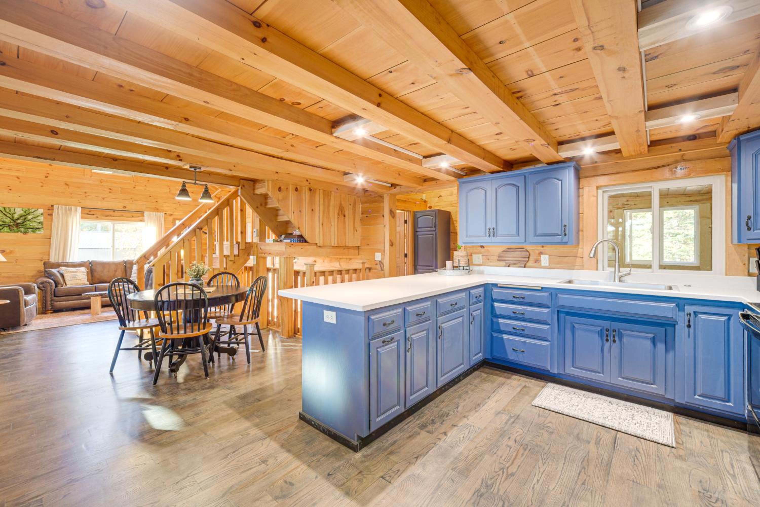 Northwoods Nature Escape! Lakefront Hayward Cabin