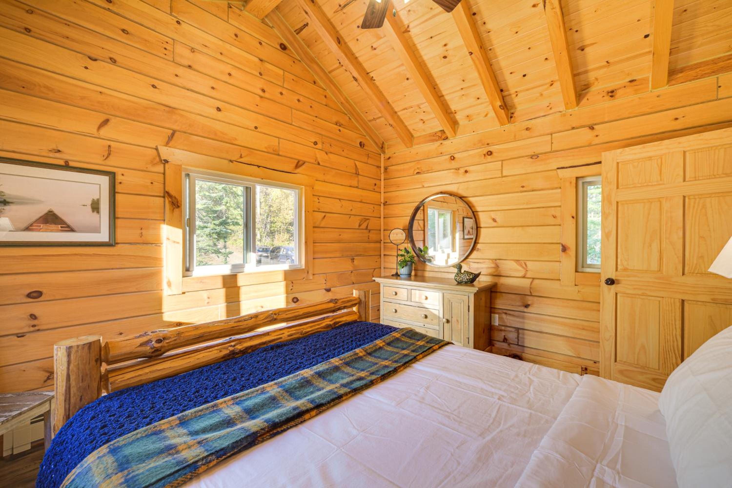 Northwoods Nature Escape! Lakefront Hayward Cabin