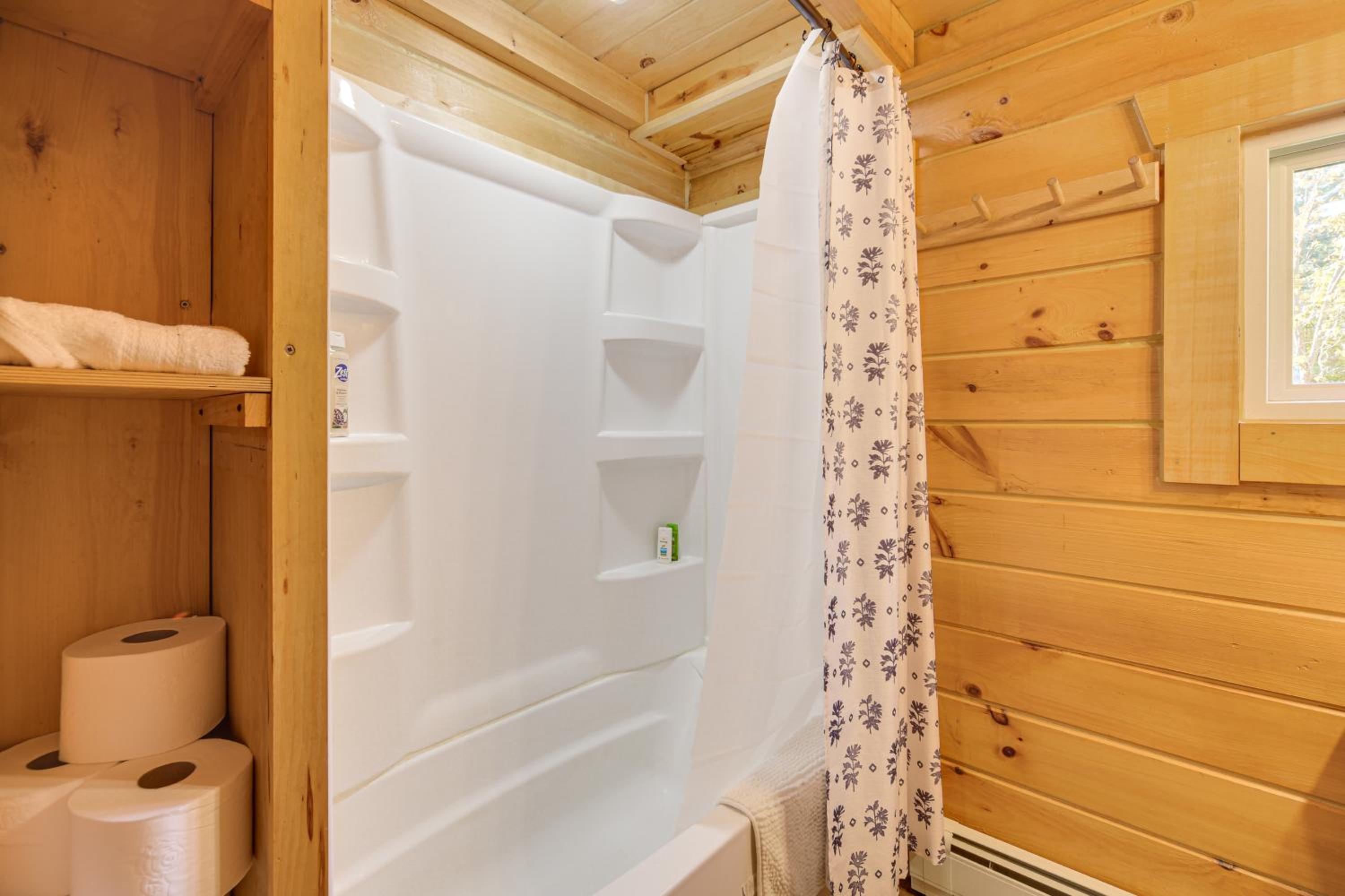 Northwoods Nature Escape! Lakefront Hayward Cabin
