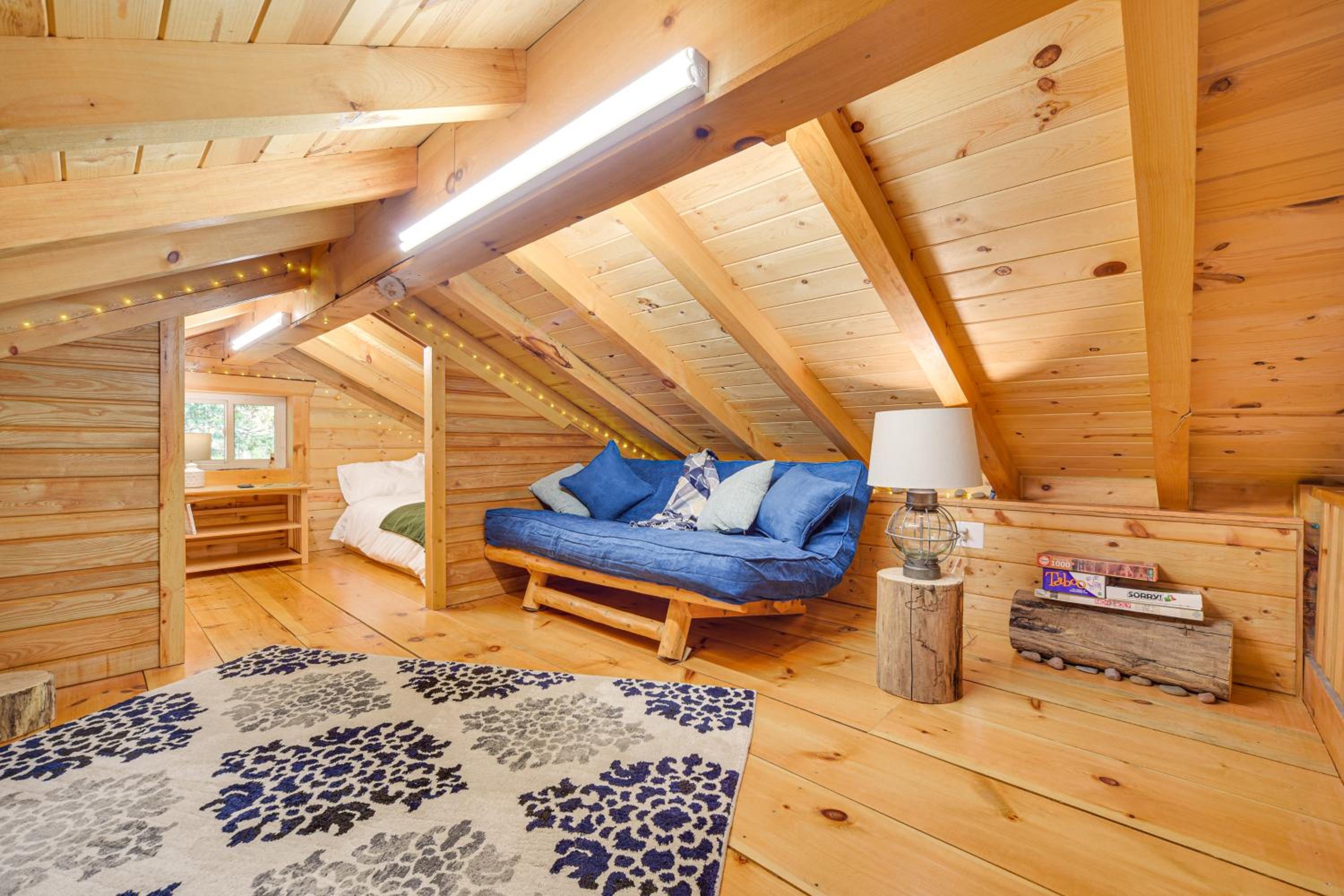 Northwoods Nature Escape! Lakefront Hayward Cabin
