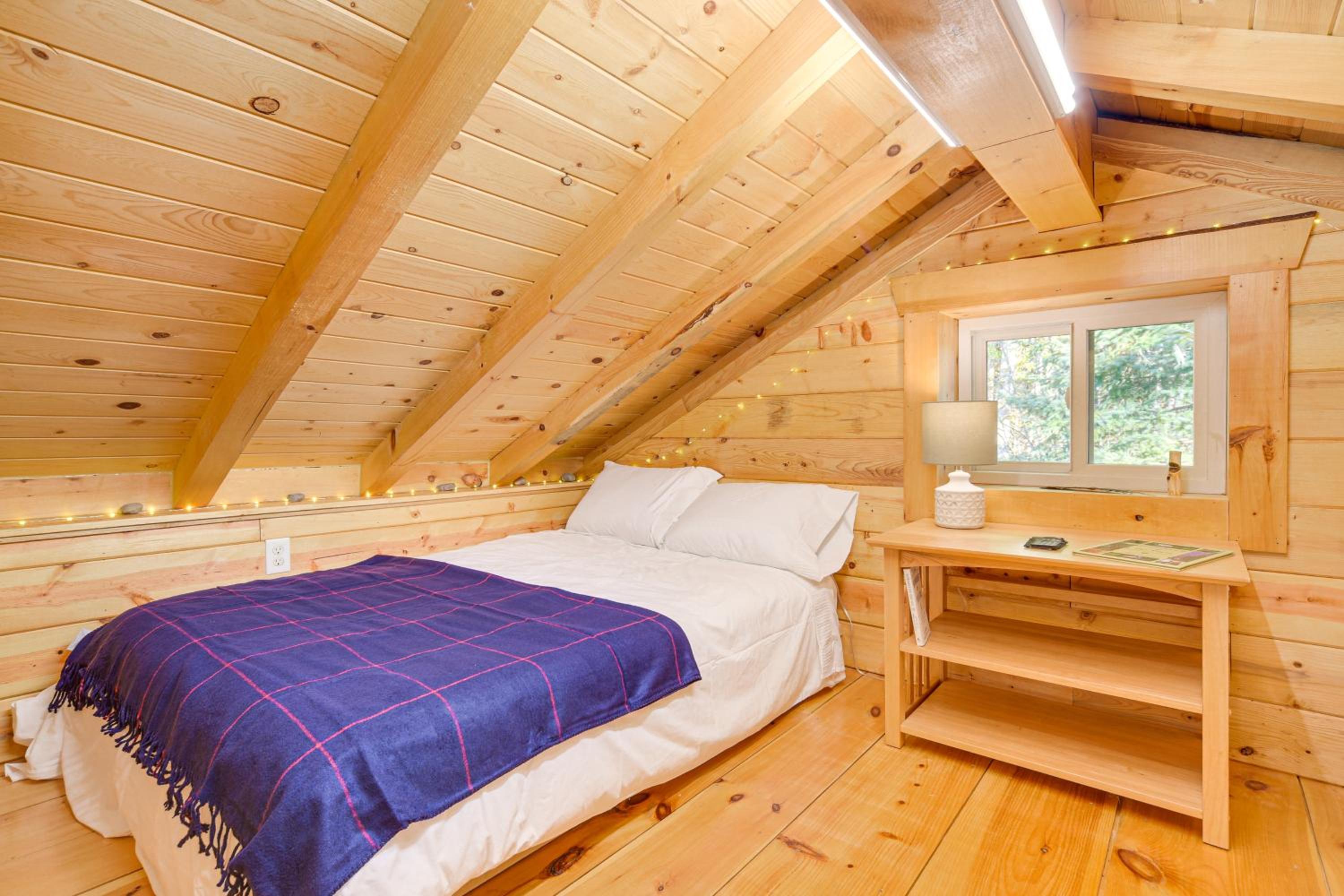 Northwoods Nature Escape! Lakefront Hayward Cabin