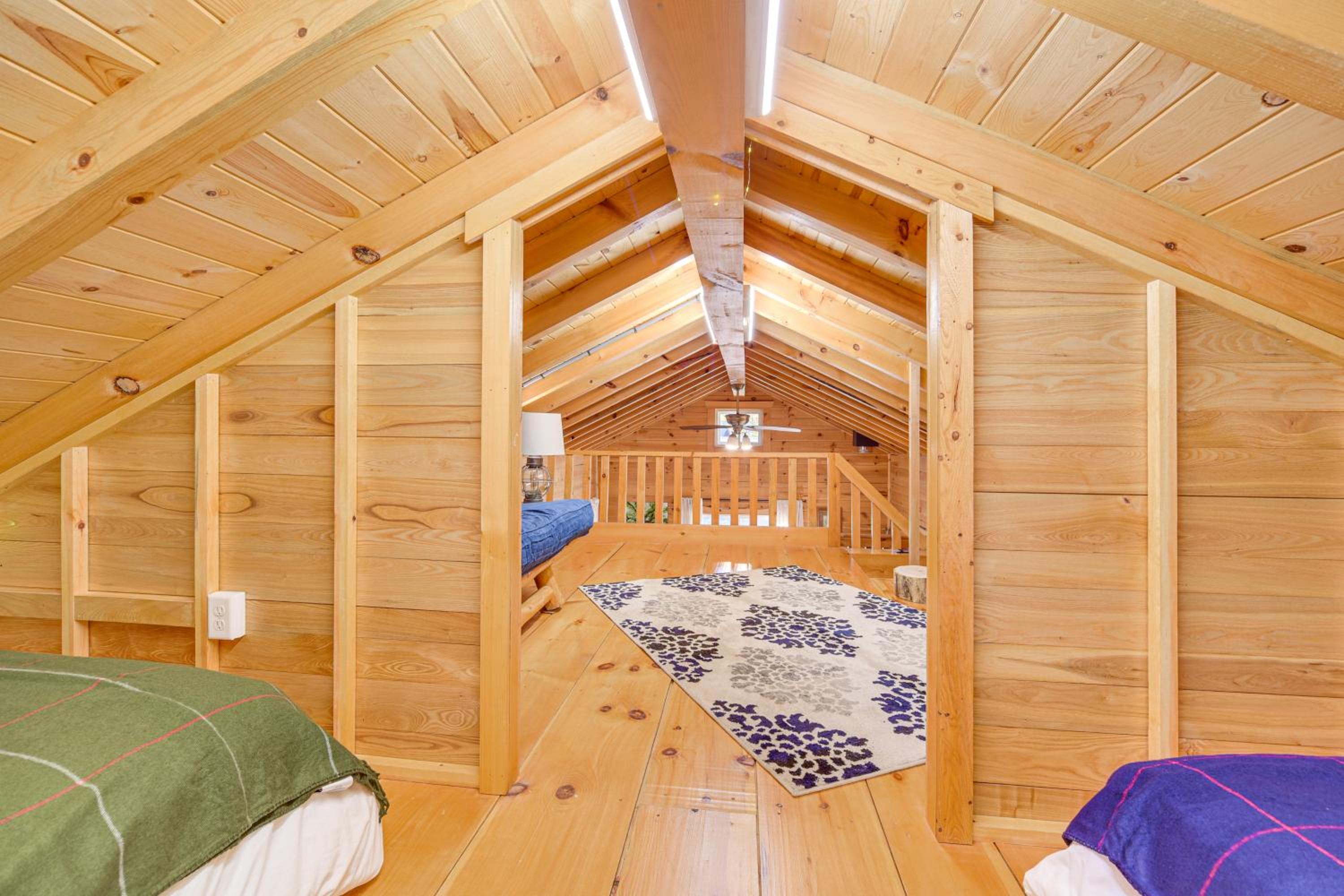 Northwoods Nature Escape! Lakefront Hayward Cabin