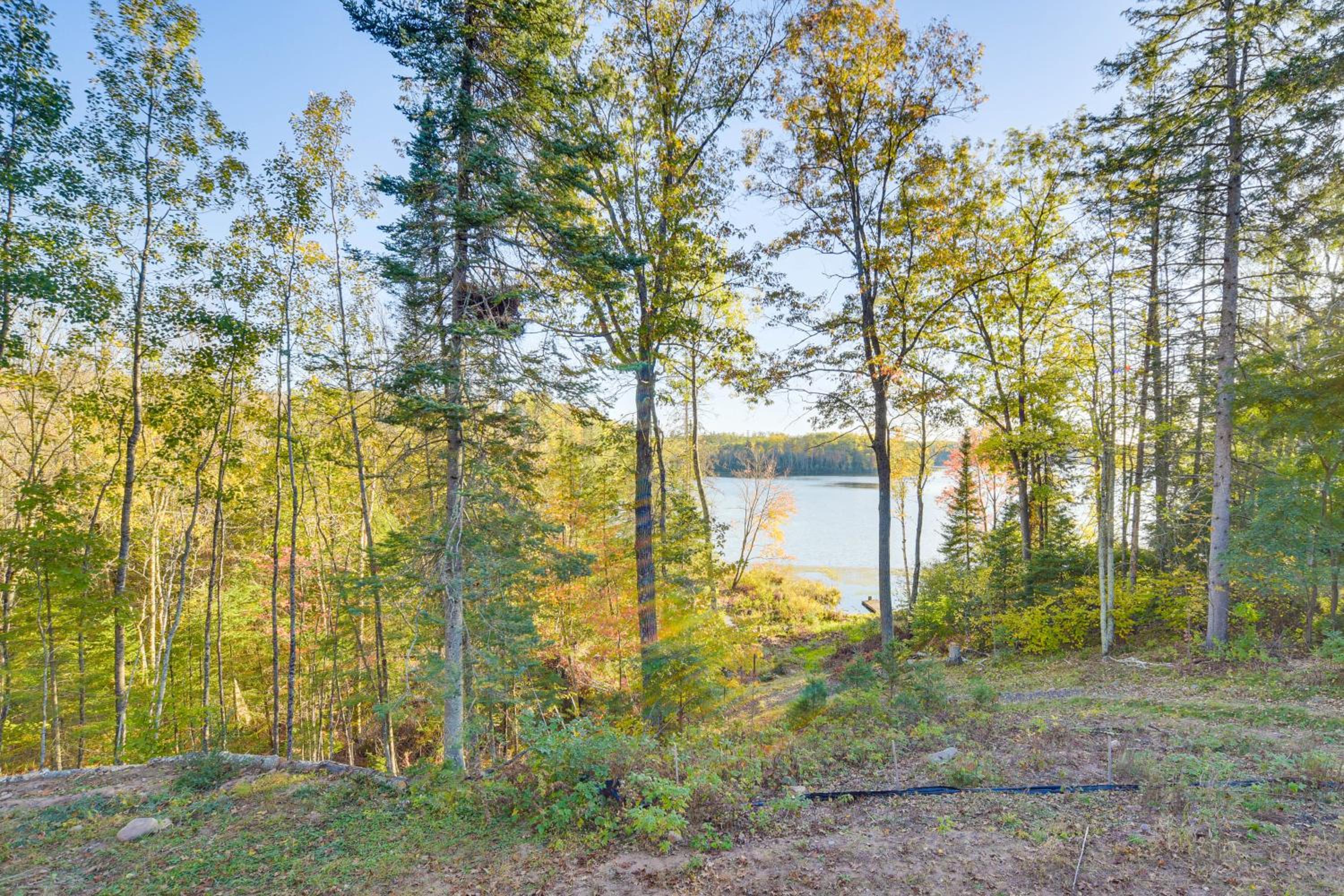 Northwoods Nature Escape! Lakefront Hayward Cabin