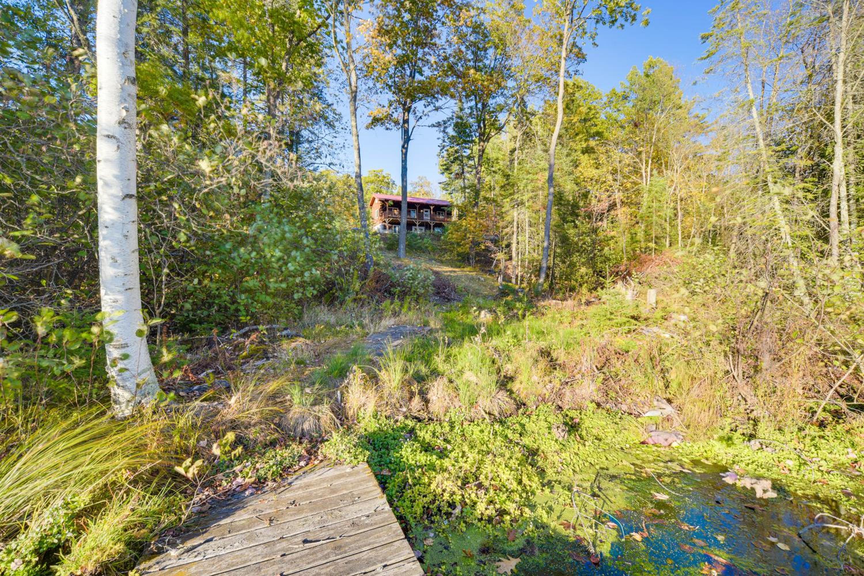 Northwoods Nature Escape! Lakefront Hayward Cabin
