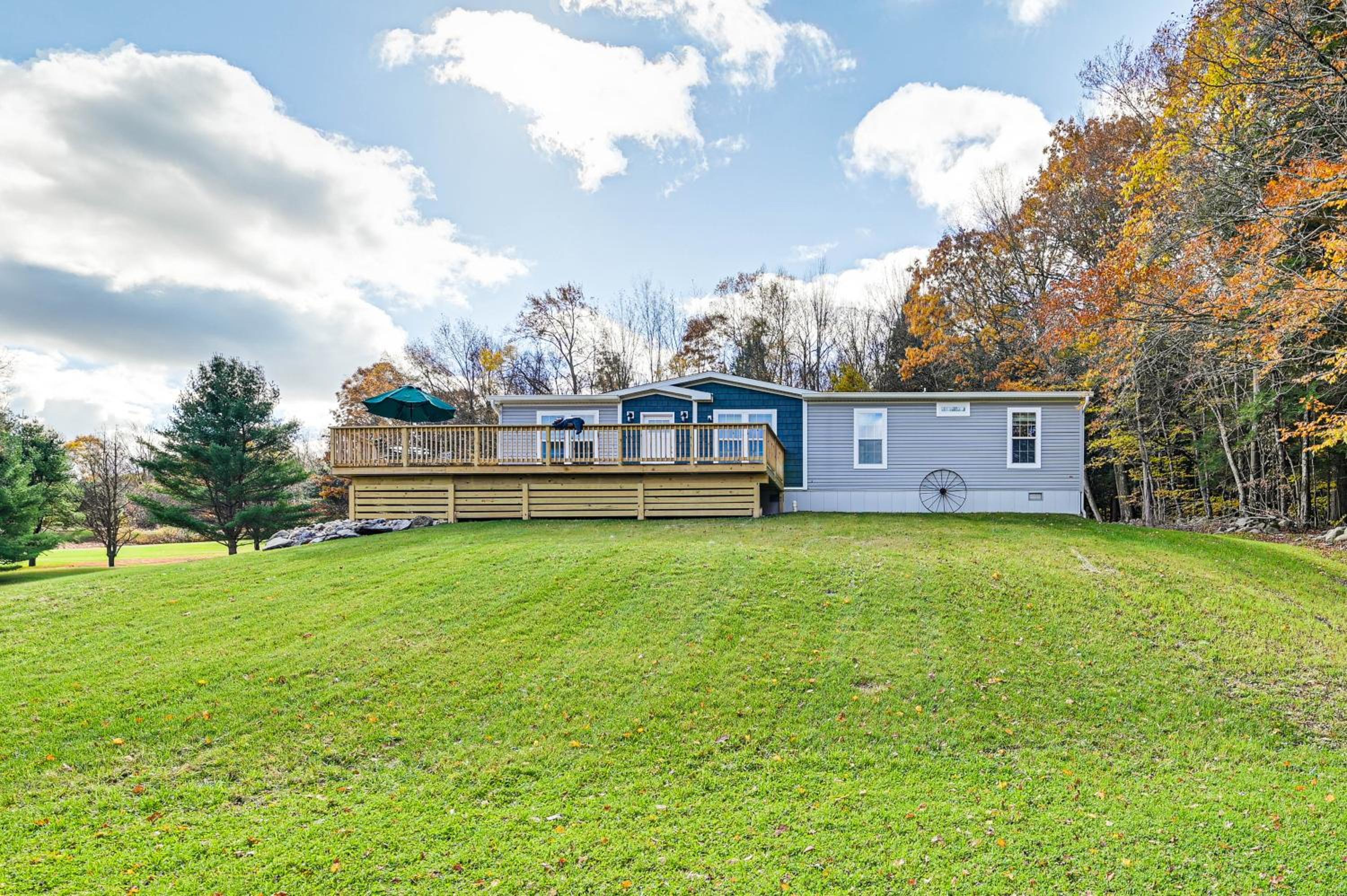 8 Mi to Jiminy Peak Resort Mtn-View Home with Deck