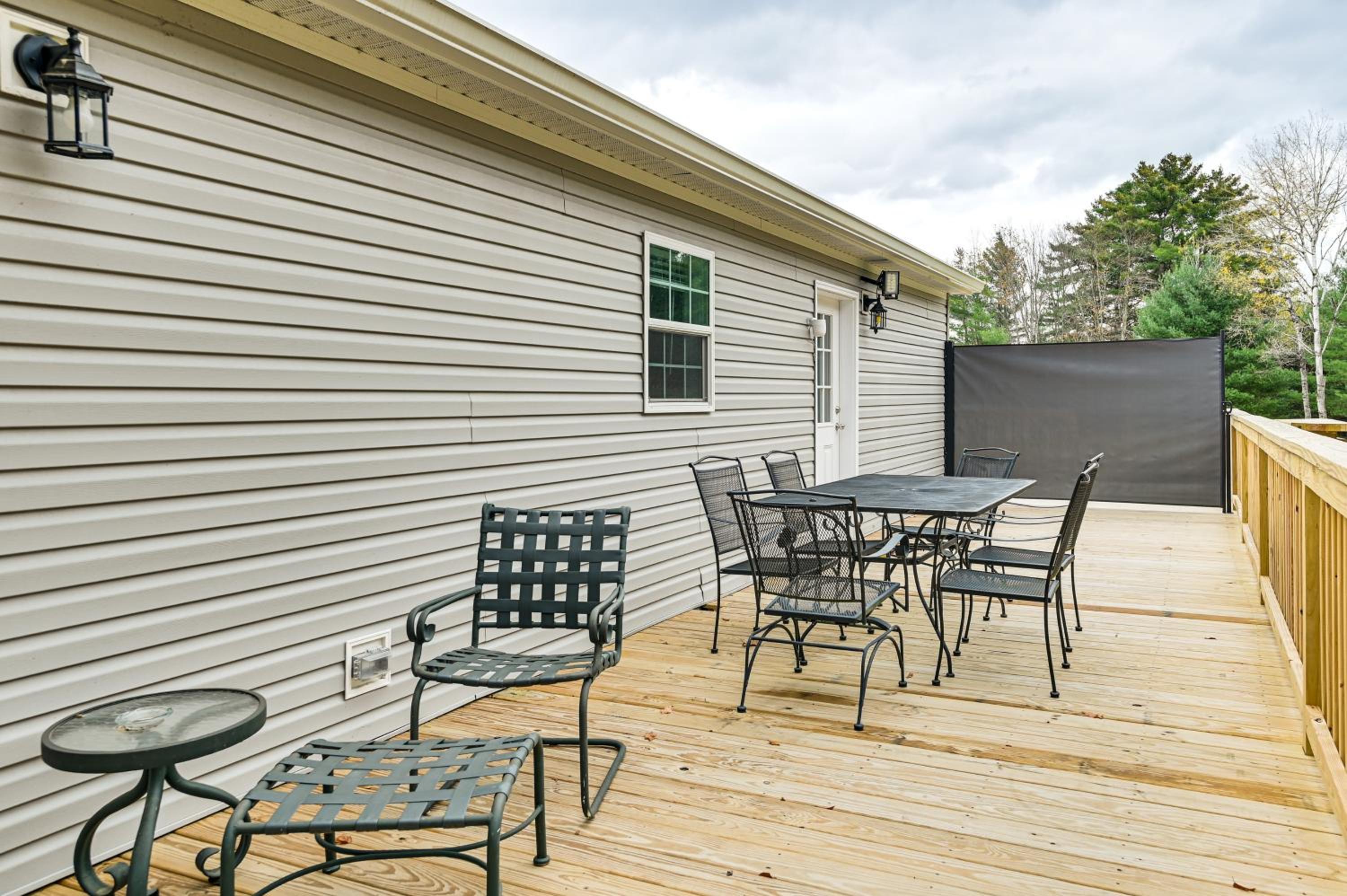 8 Mi to Jiminy Peak Resort Mtn-View Home with Deck