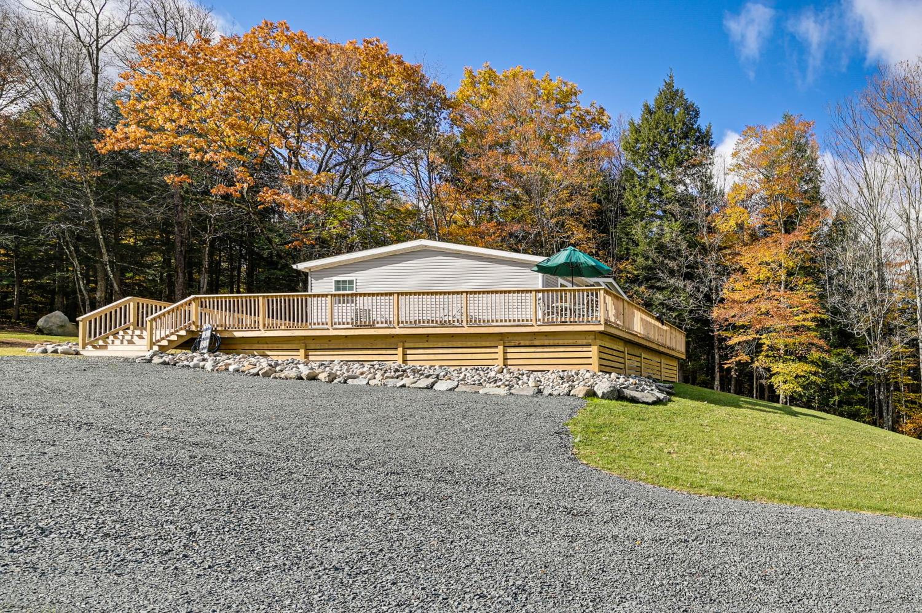 8 Mi to Jiminy Peak Resort Mtn-View Home with Deck