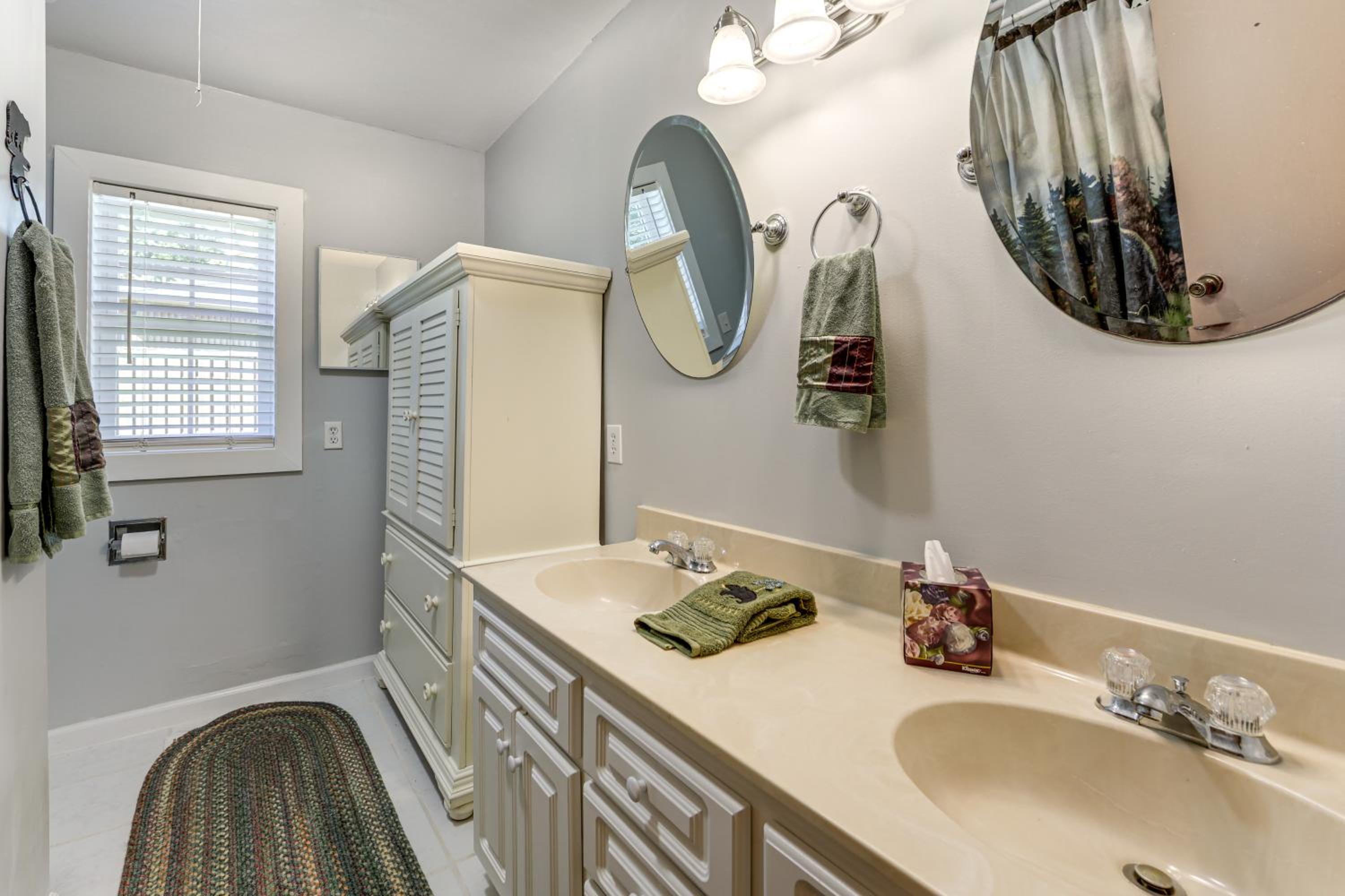 Million-Dollar Mtn Views Cozy Home in Franklin!