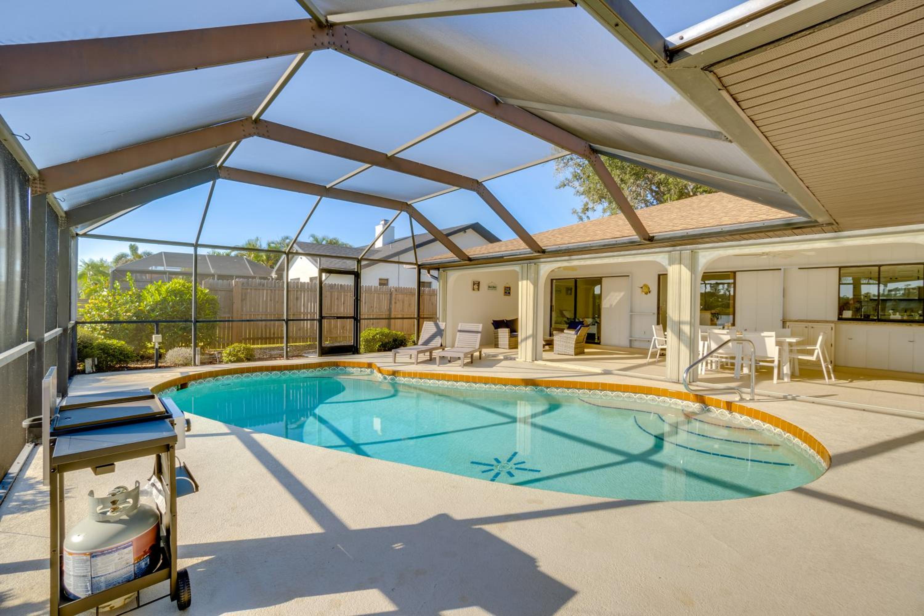 Private Pool! Lakefront Paradise in Port Charlotte