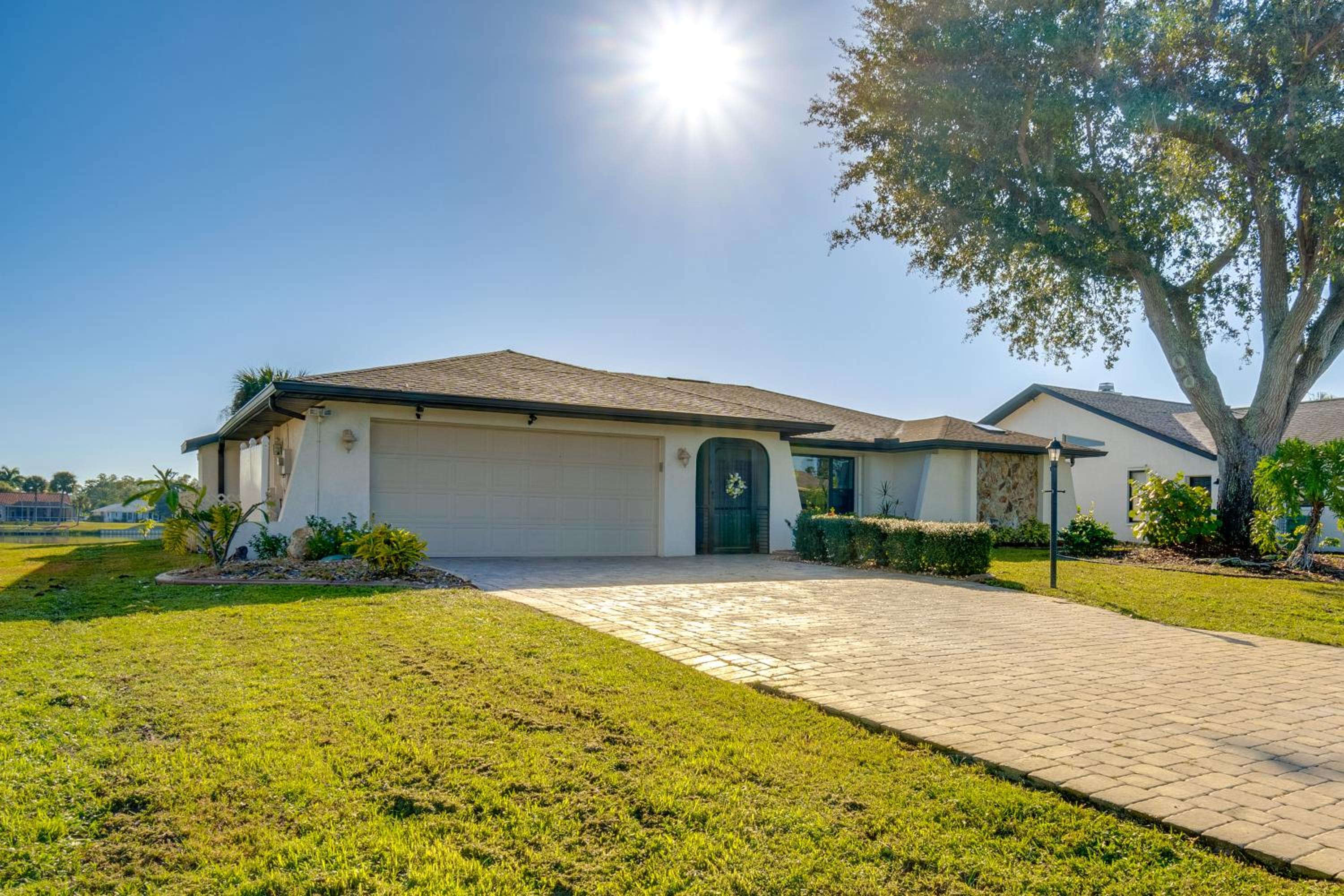 Private Pool! Lakefront Paradise in Port Charlotte
