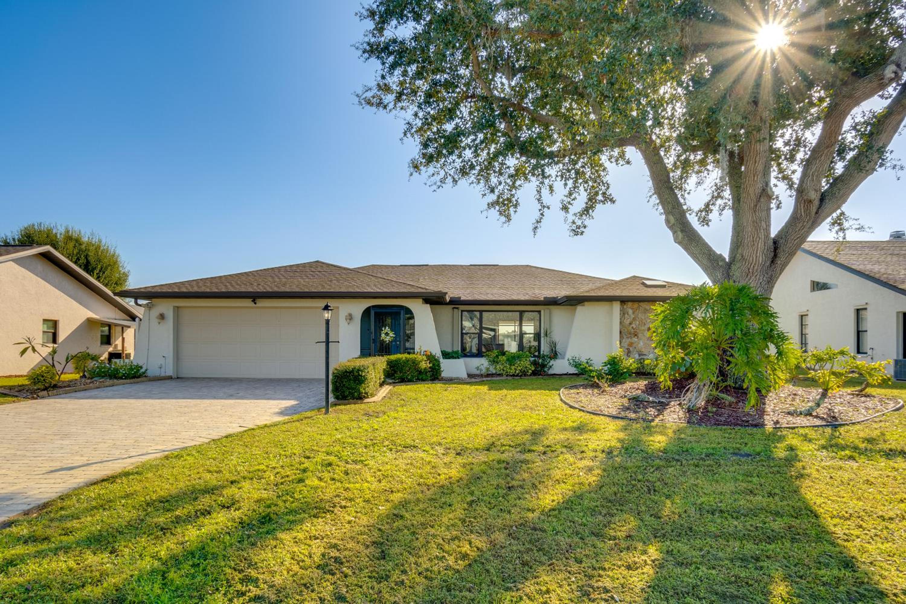 Private Pool! Lakefront Paradise in Port Charlotte