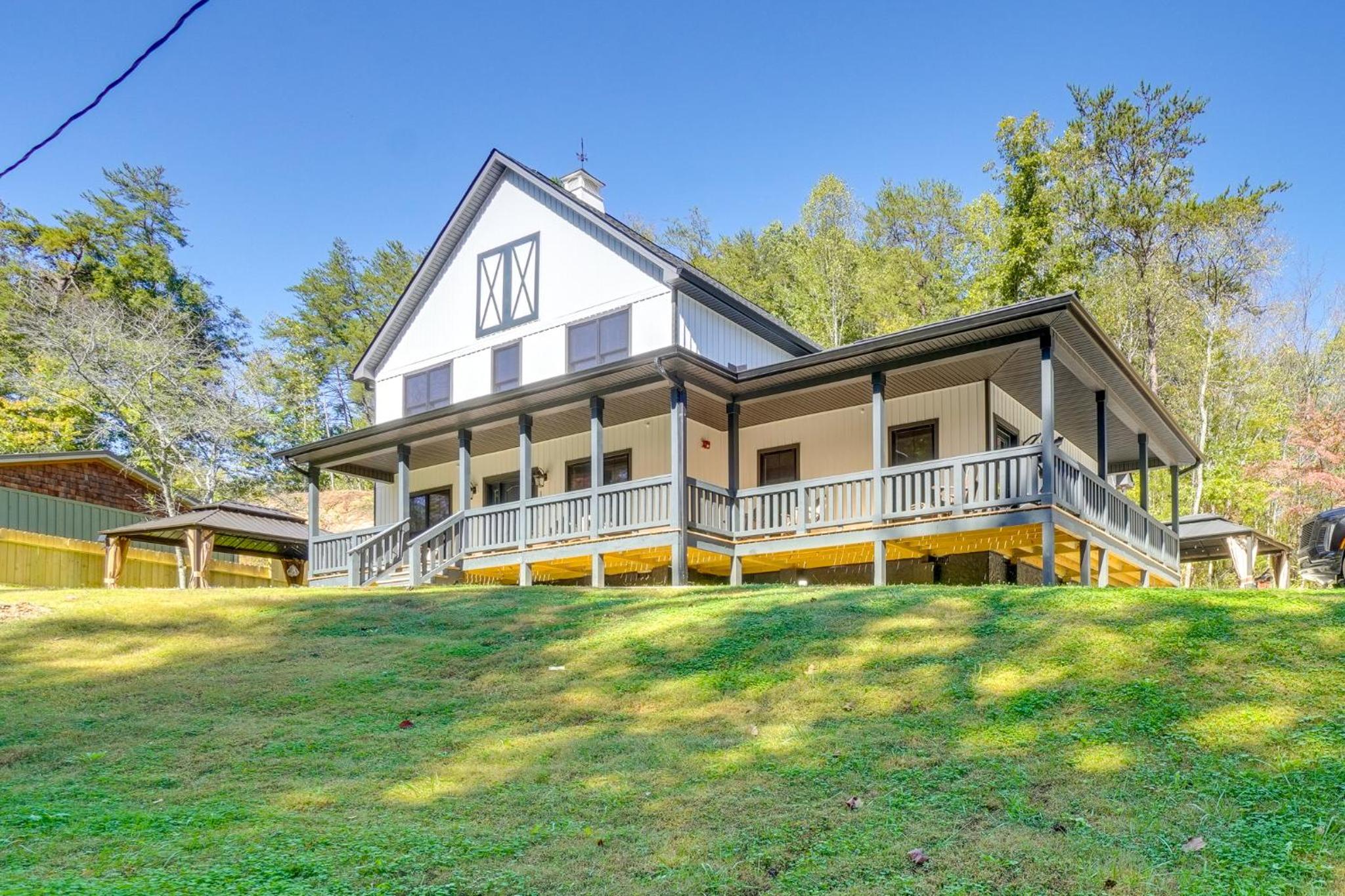 Walk to Dollywood Cabin with Pool, Arcade, Gym