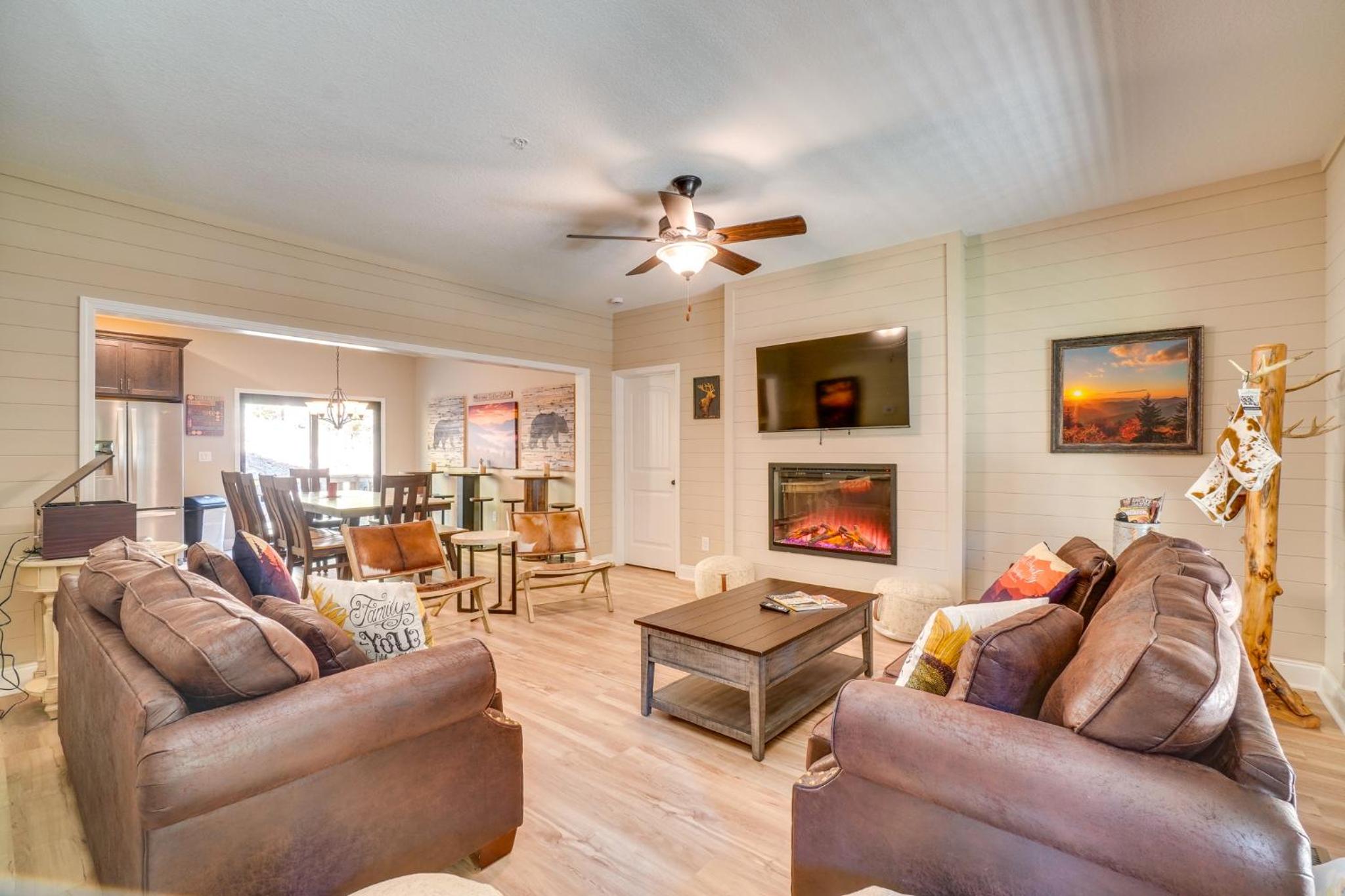 Walk to Dollywood Cabin with Pool, Arcade, Gym