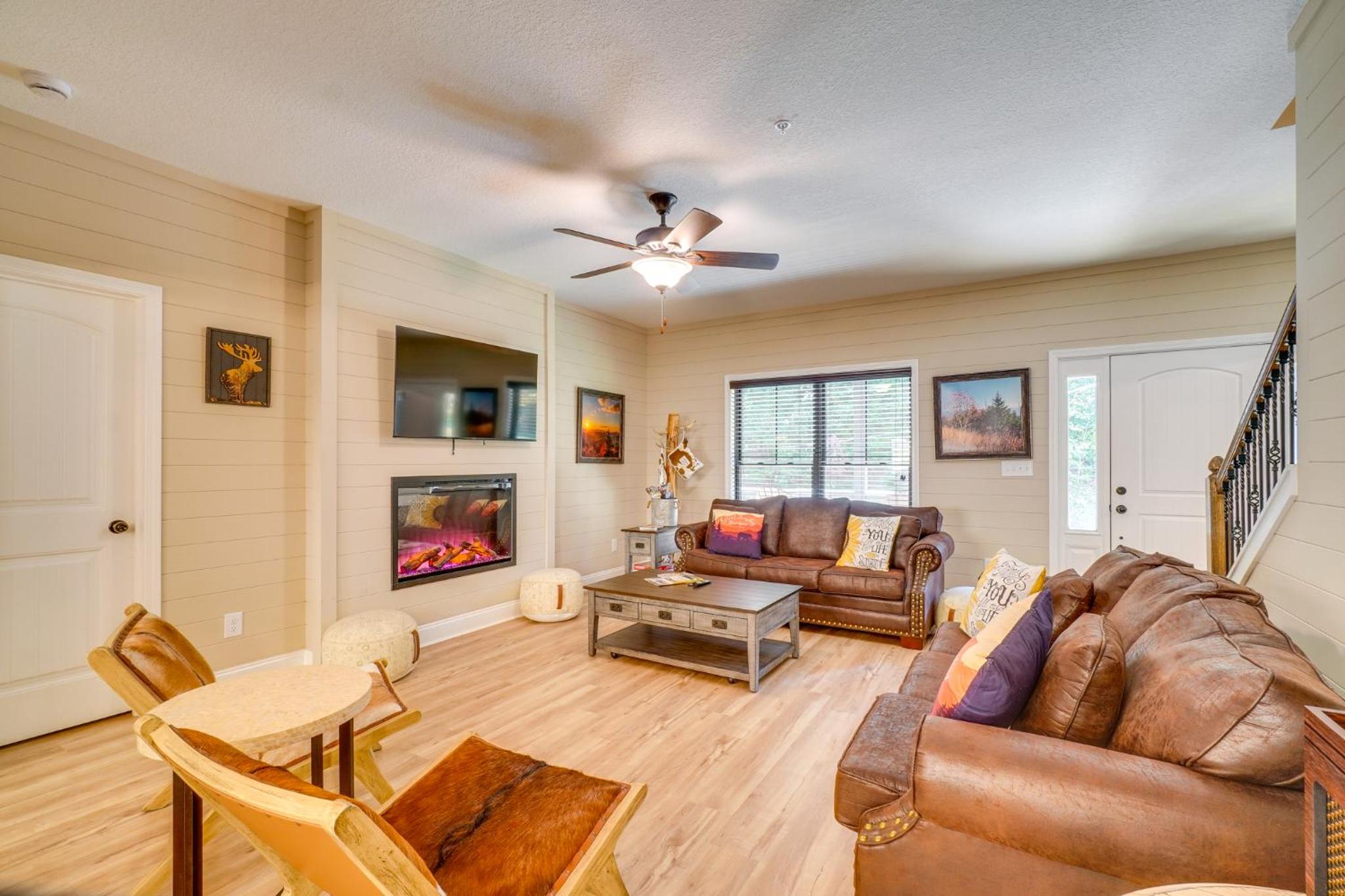 Walk to Dollywood Cabin with Pool, Arcade, Gym