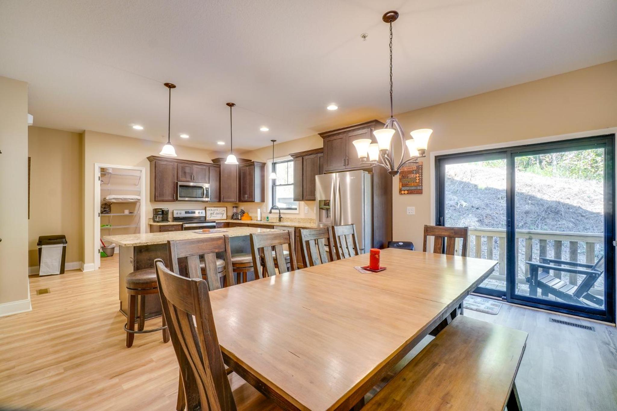 Walk to Dollywood Cabin with Pool, Arcade, Gym