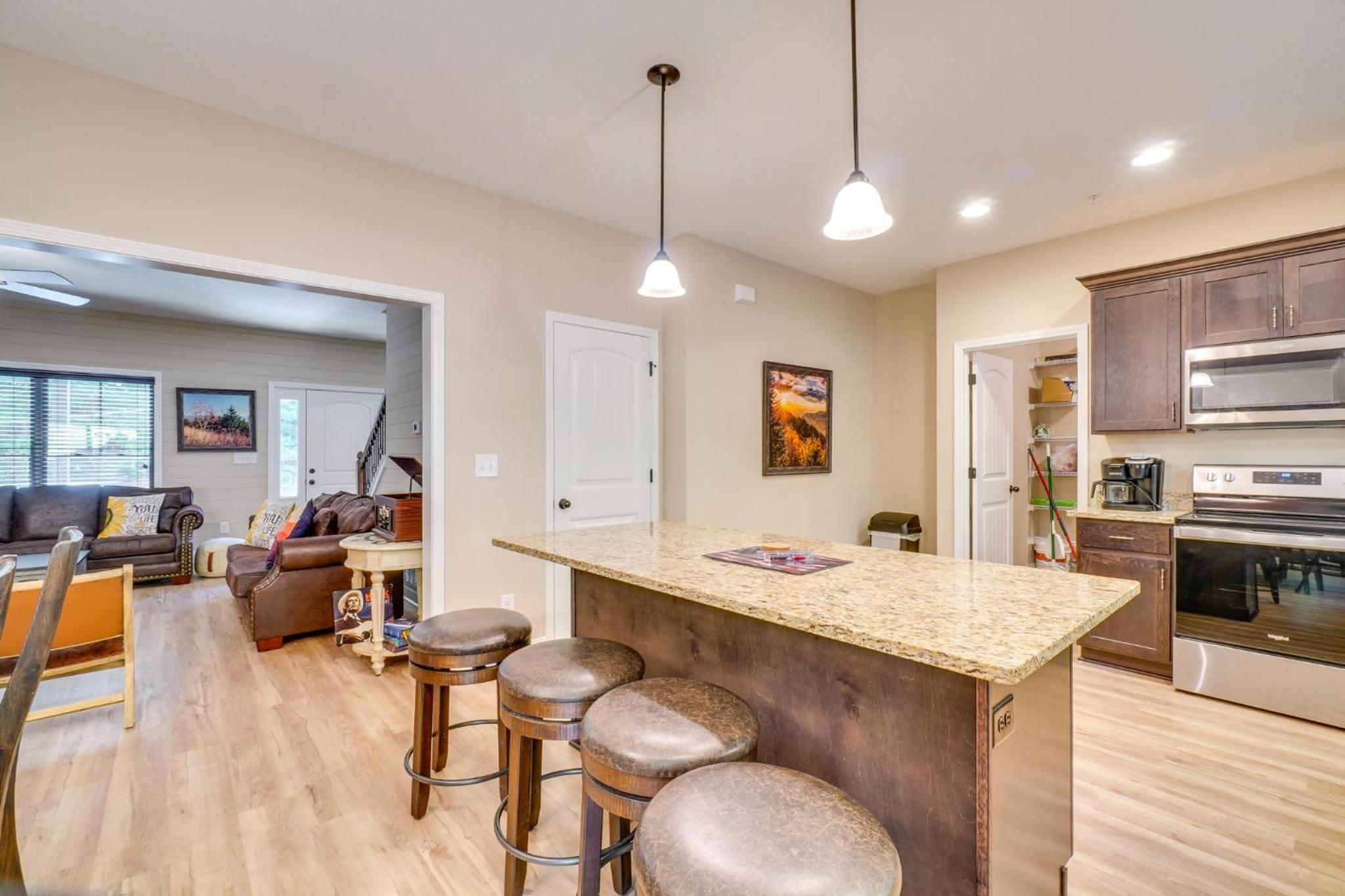 Walk to Dollywood Cabin with Pool, Arcade, Gym