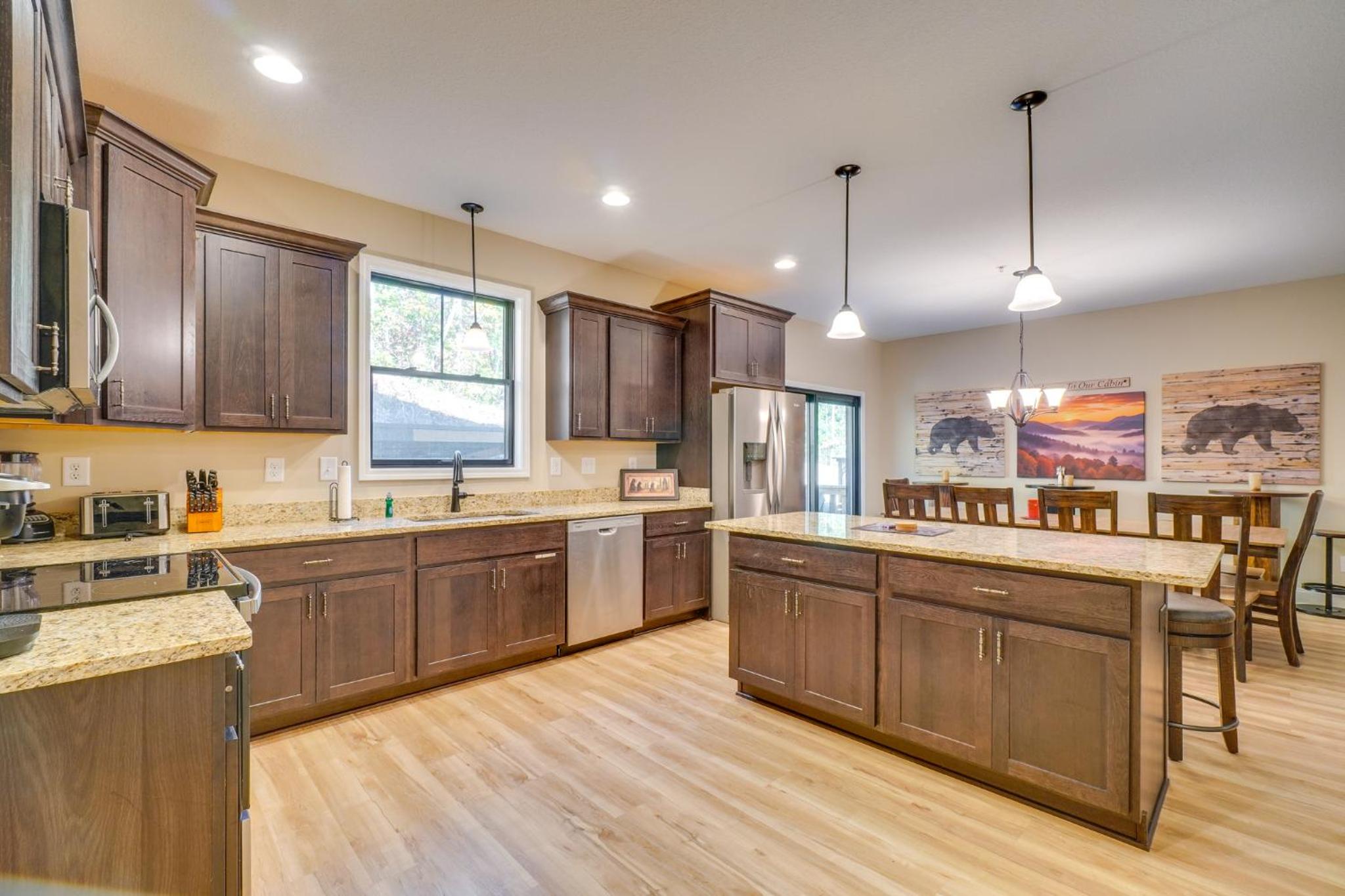 Walk to Dollywood Cabin with Pool, Arcade, Gym