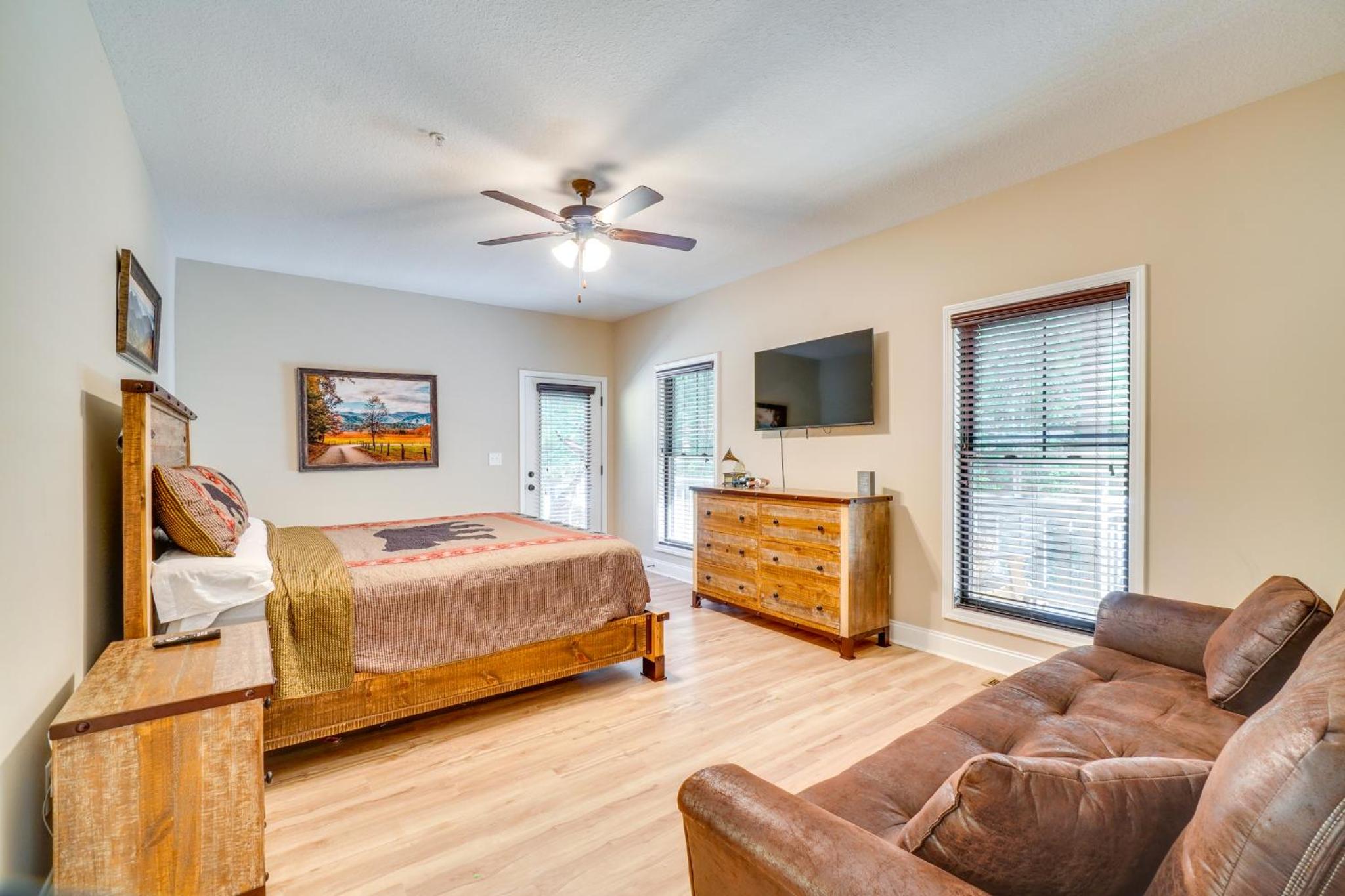 Walk to Dollywood Cabin with Pool, Arcade, Gym