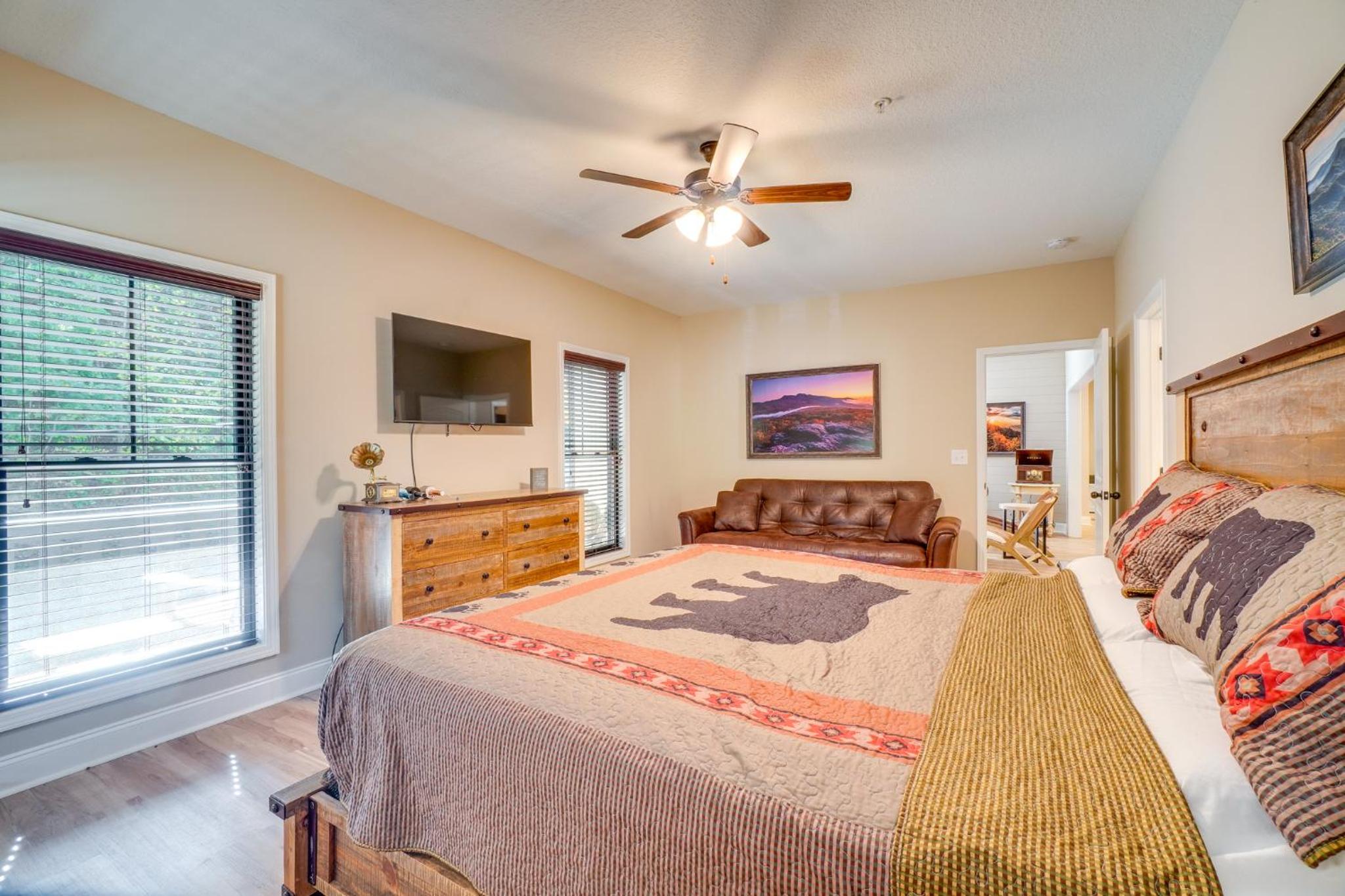 Walk to Dollywood Cabin with Pool, Arcade, Gym