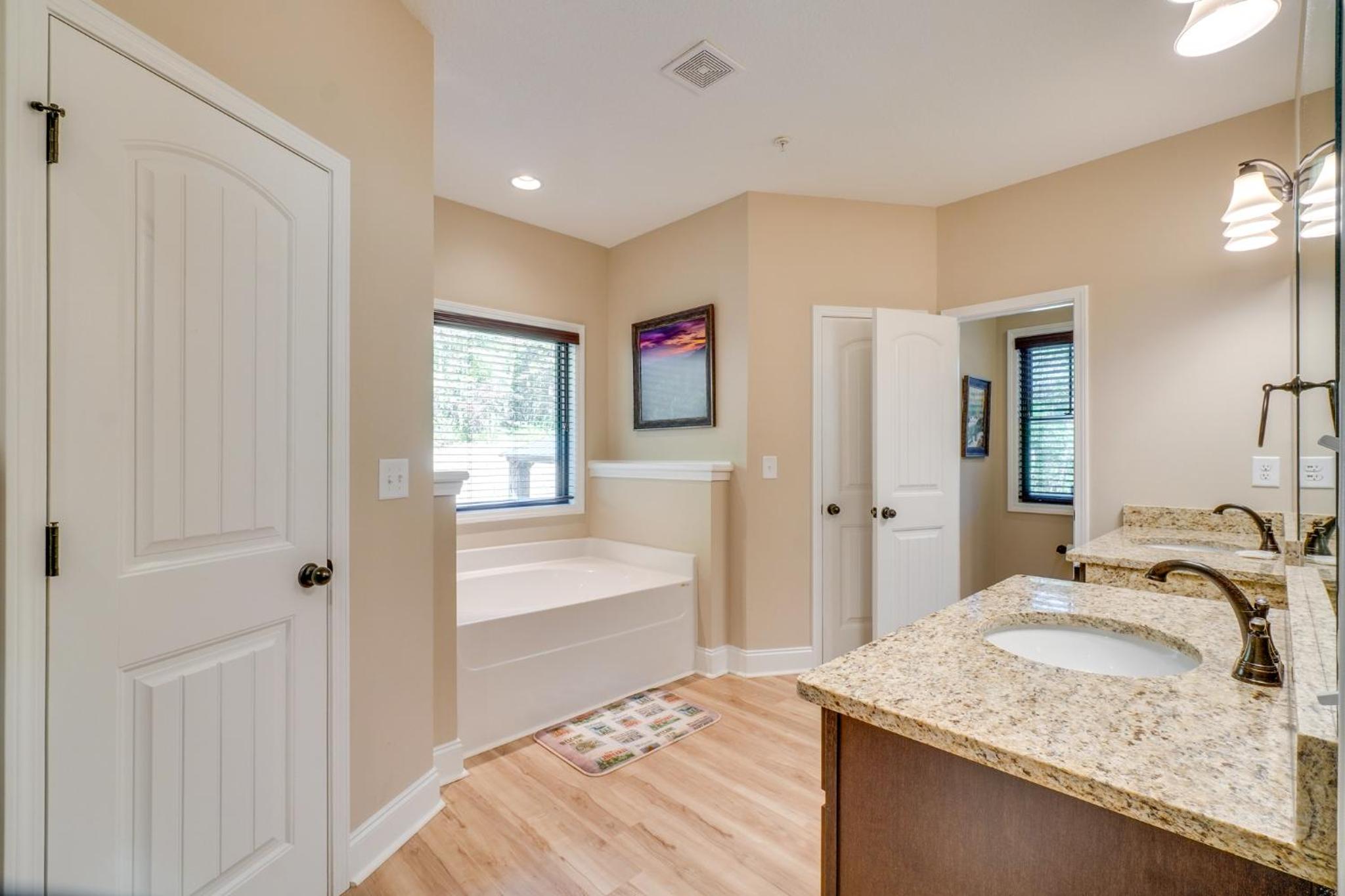 Walk to Dollywood Cabin with Pool, Arcade, Gym