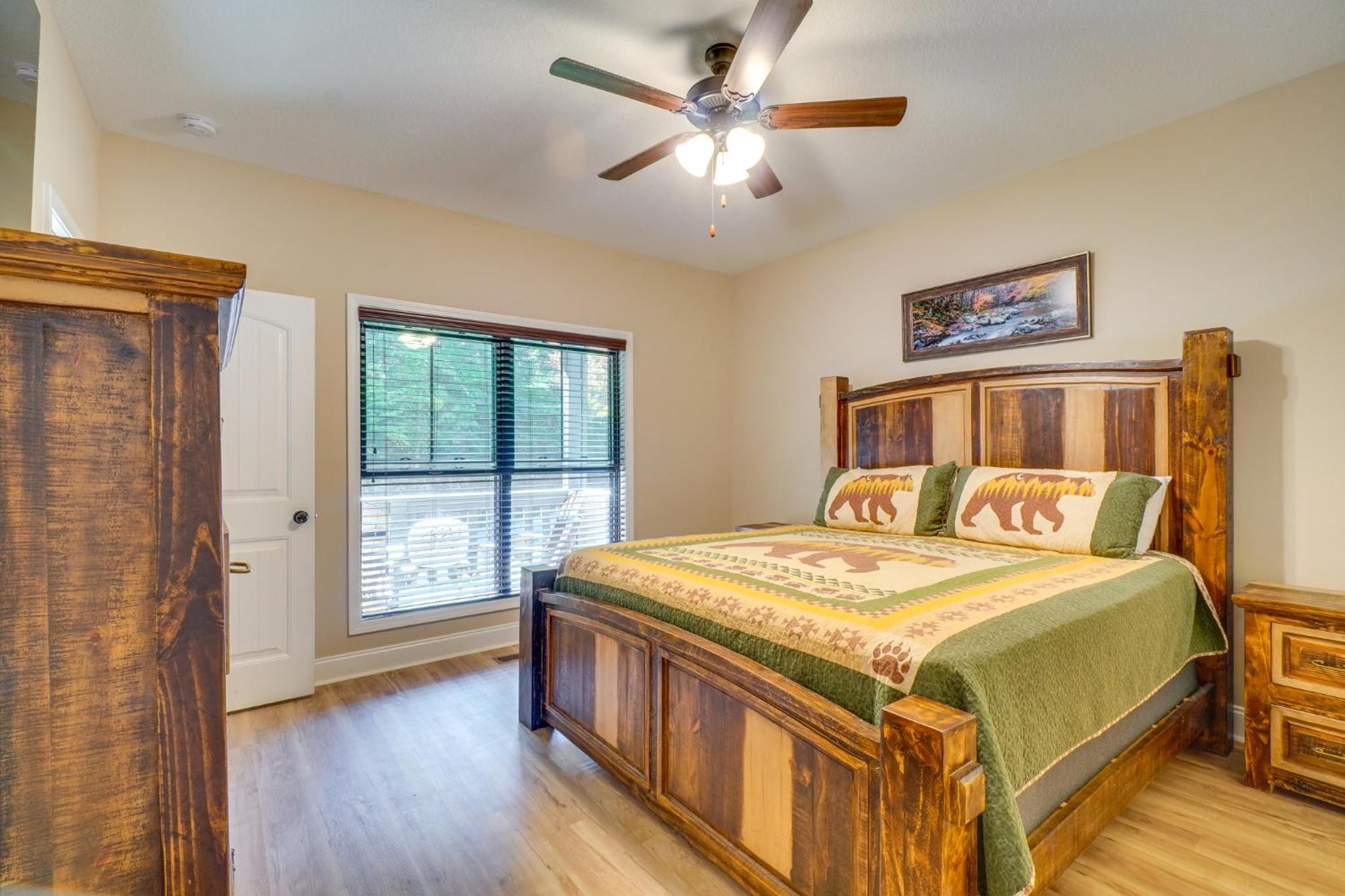 Walk to Dollywood Cabin with Pool, Arcade, Gym