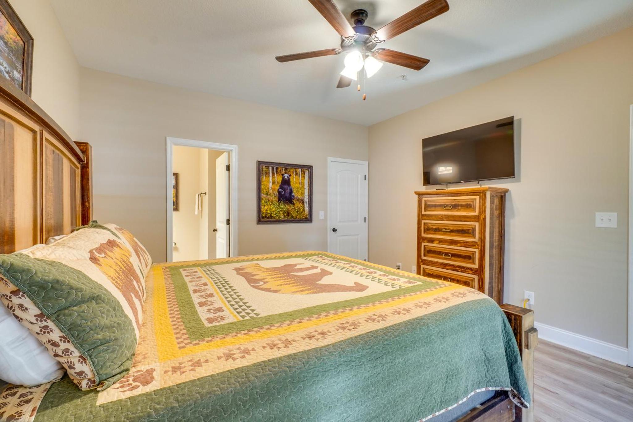 Walk to Dollywood Cabin with Pool, Arcade, Gym
